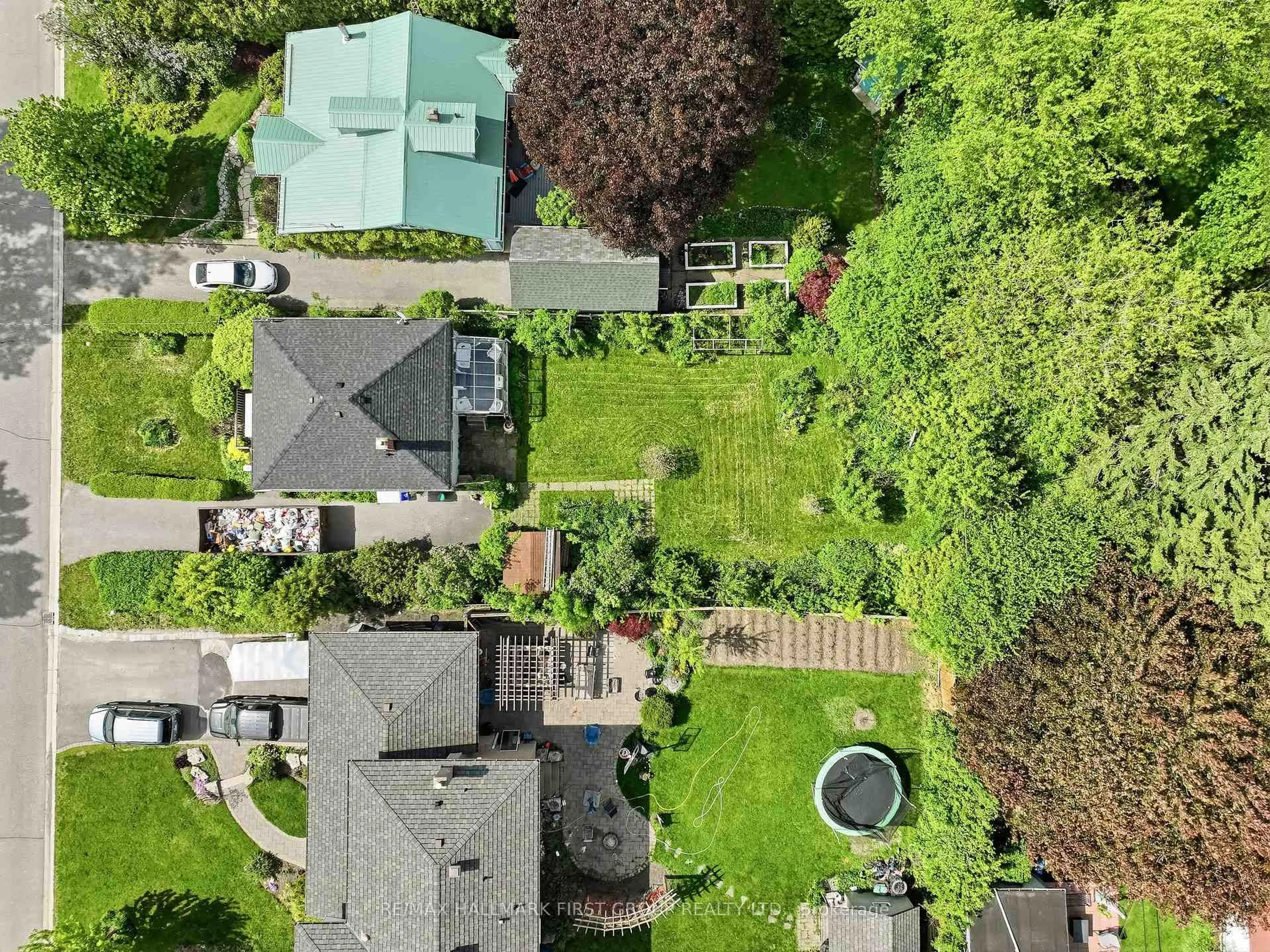 A pic from outside/outdoor area/front of a property/back of a property/a pic from drone, street for 917 Green St, Whitby Ontario L1N 4G4