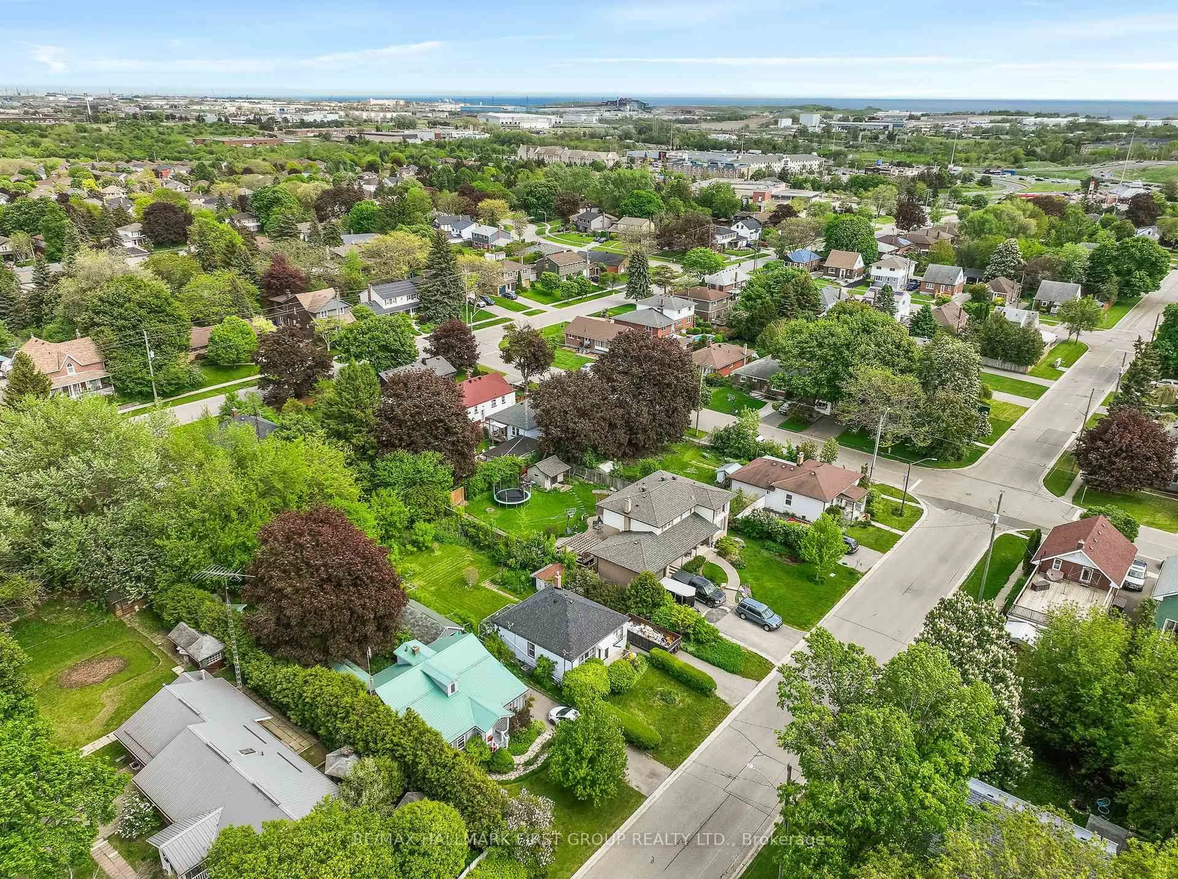 A pic from outside/outdoor area/front of a property/back of a property/a pic from drone, street for 917 Green St, Whitby Ontario L1N 4G4