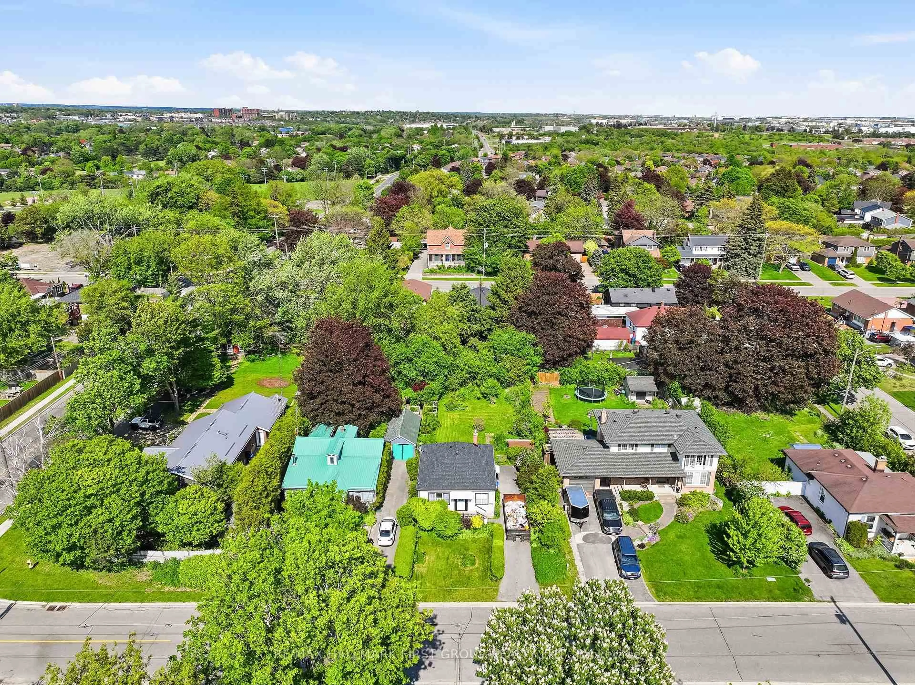 A pic from outside/outdoor area/front of a property/back of a property/a pic from drone, street for 917 Green St, Whitby Ontario L1N 4G4
