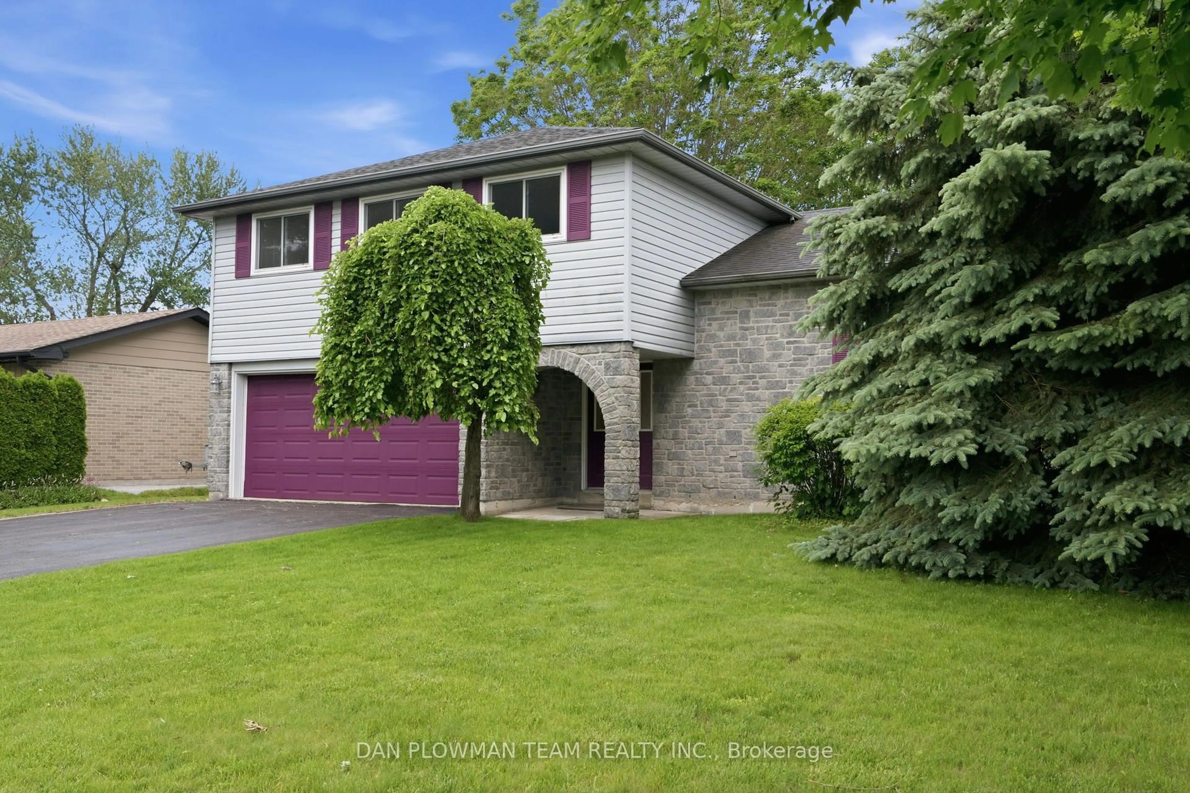 A pic from outside/outdoor area/front of a property/back of a property/a pic from drone, street for 11 Mcclarnan Rd, Ajax Ontario L1S 3A6