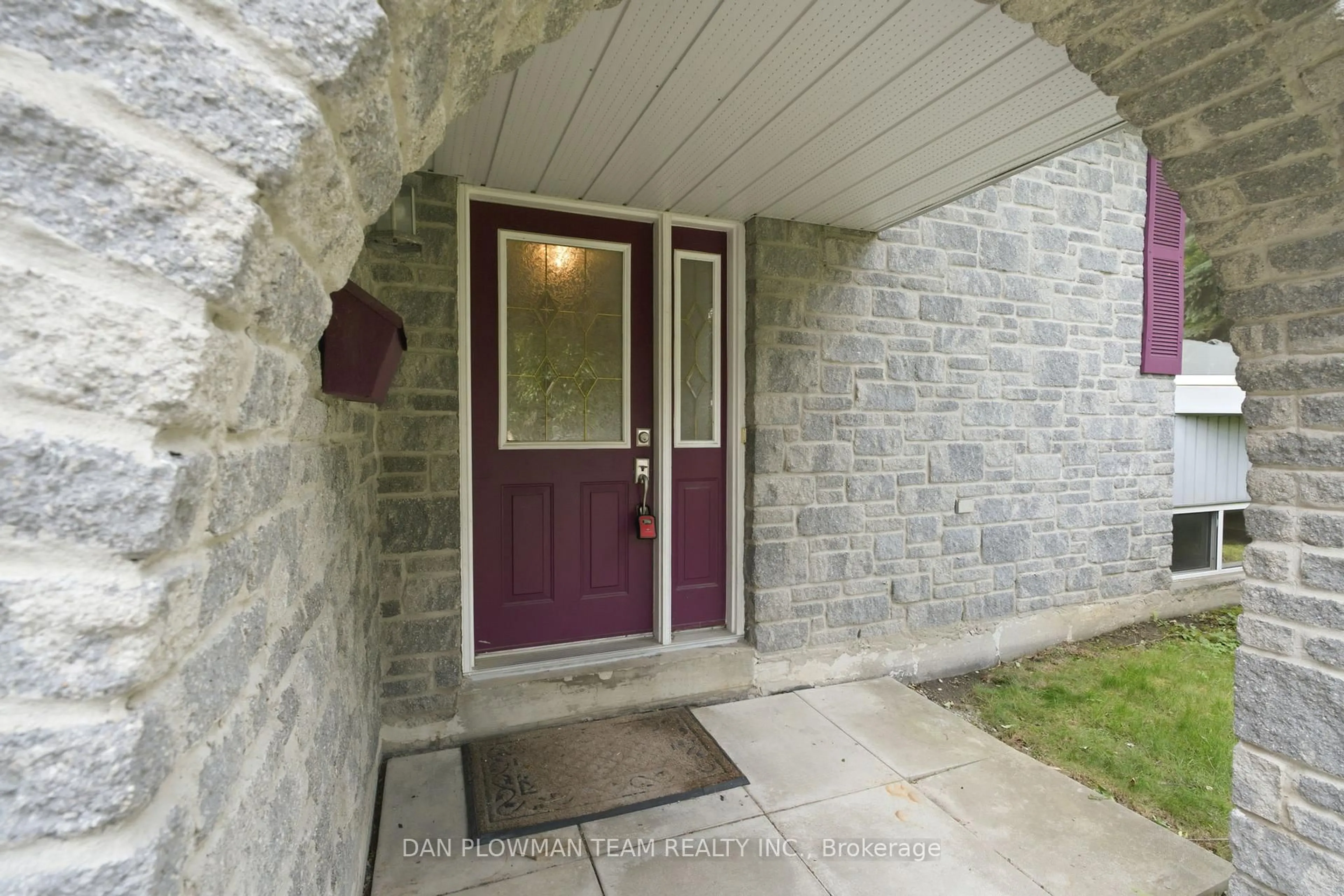 Indoor entryway for 11 Mcclarnan Rd, Ajax Ontario L1S 3A6