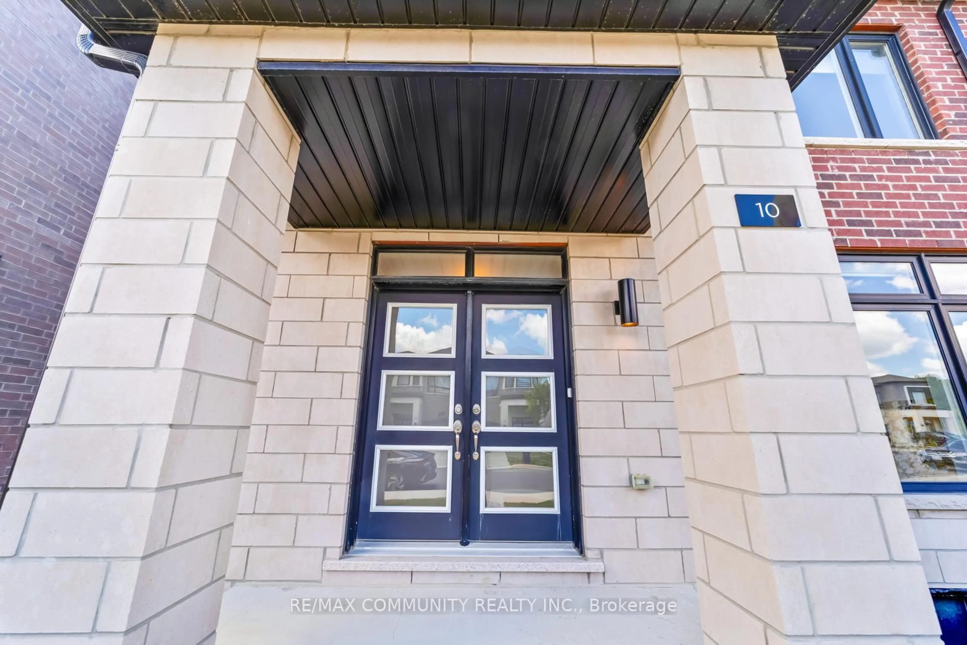 Indoor foyer for 10 Liam Foudy Crt, Toronto Ontario M1P 0G3