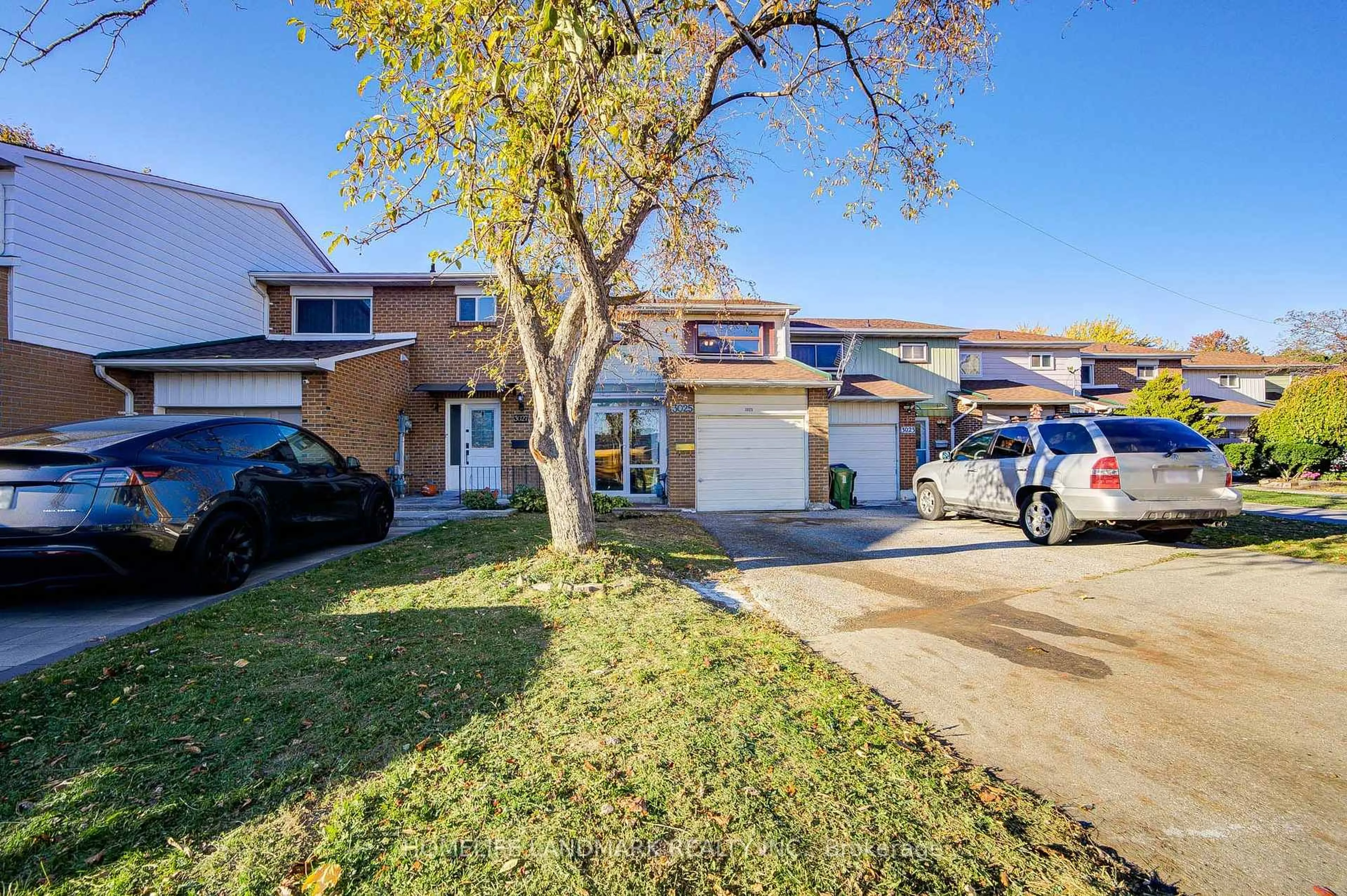 A pic from outside/outdoor area/front of a property/back of a property/a pic from drone, street for 3025 Bridletowne Circ, Toronto Ontario M1W 2C9