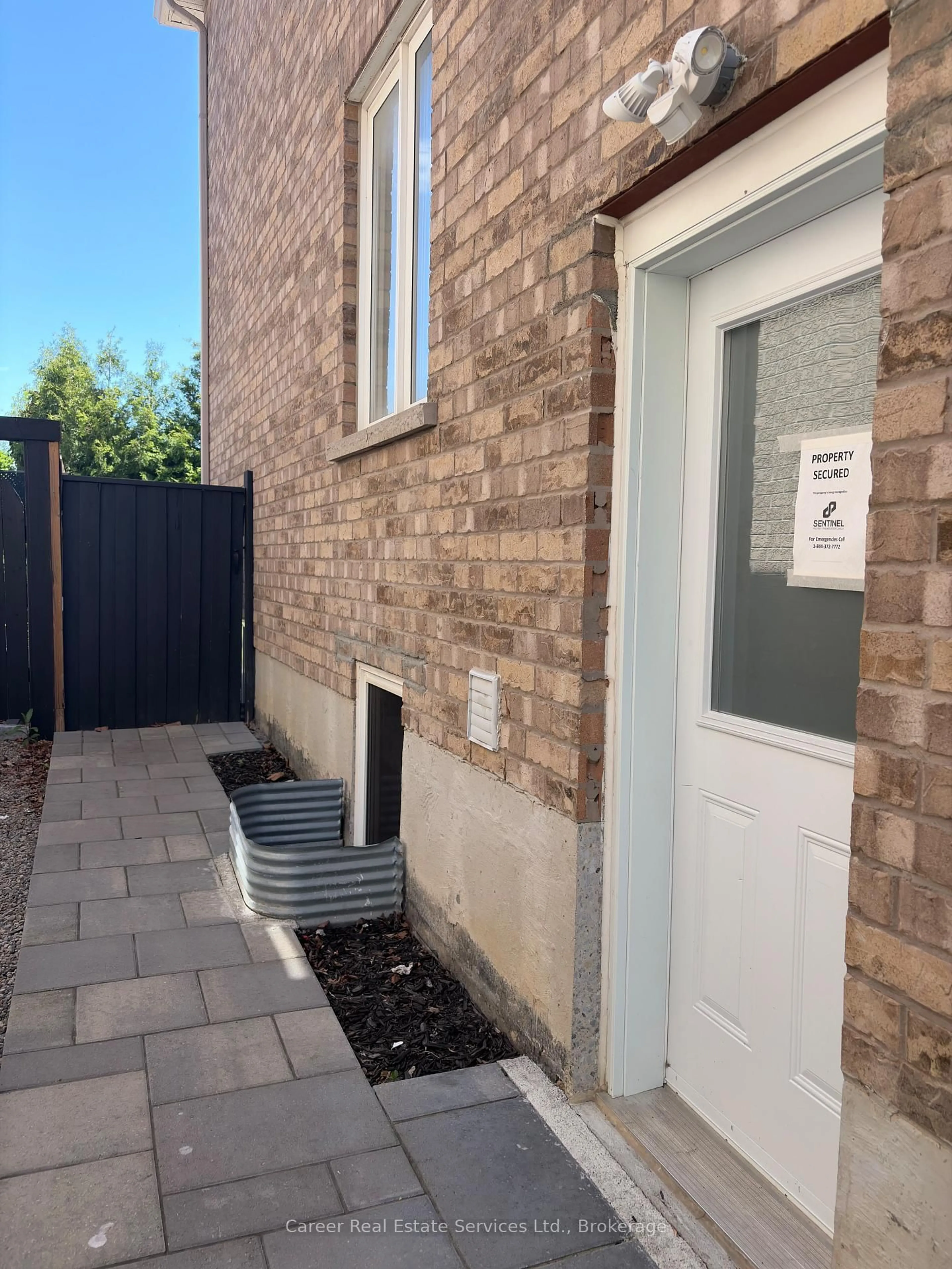A pic from outside/outdoor area/front of a property/back of a property/a pic from drone, street for 117 Sleepy Hollow Pl, Whitby Ontario L1R 0E4