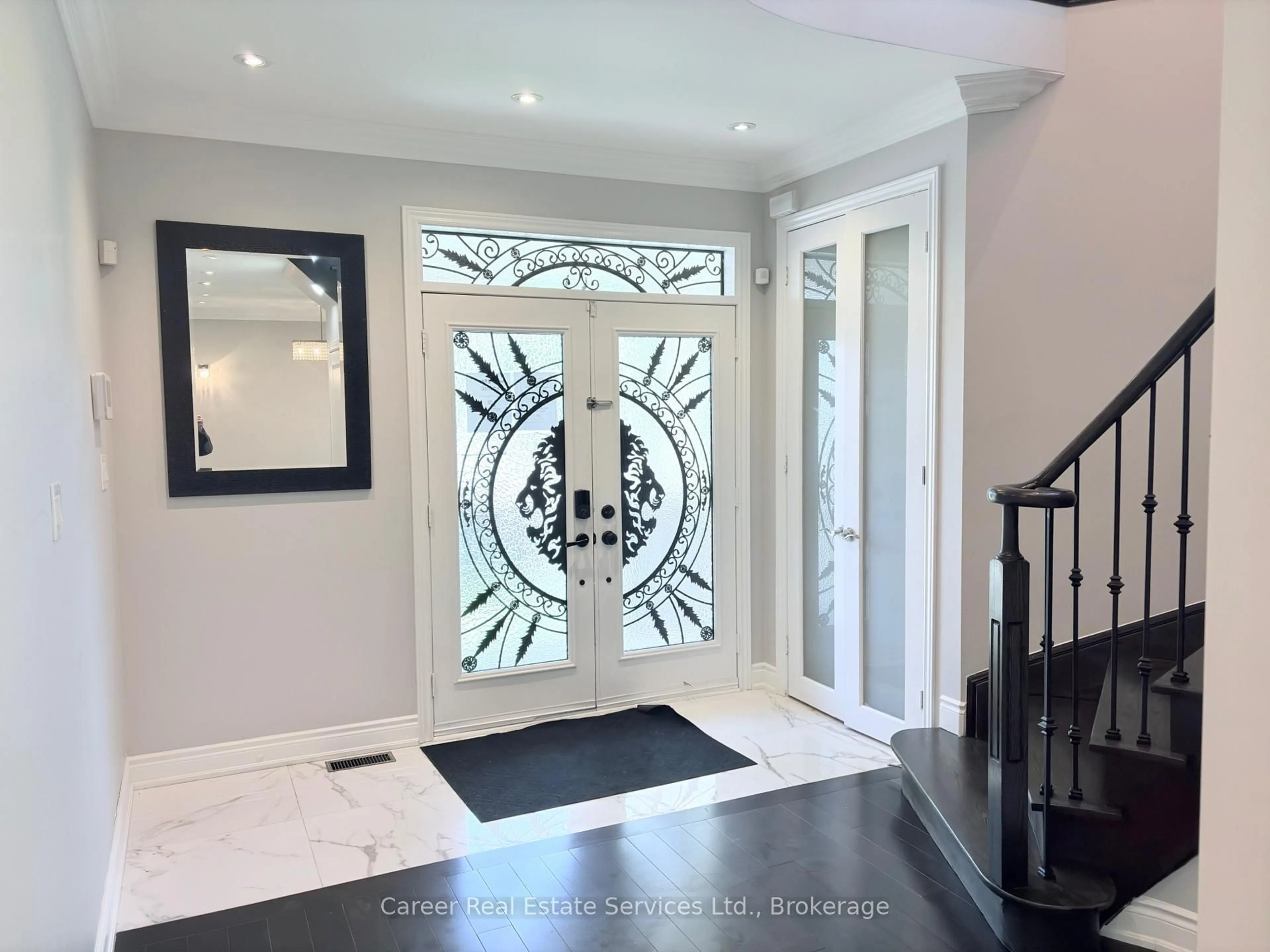 Indoor entryway for 117 Sleepy Hollow Pl, Whitby Ontario L1R 0E4