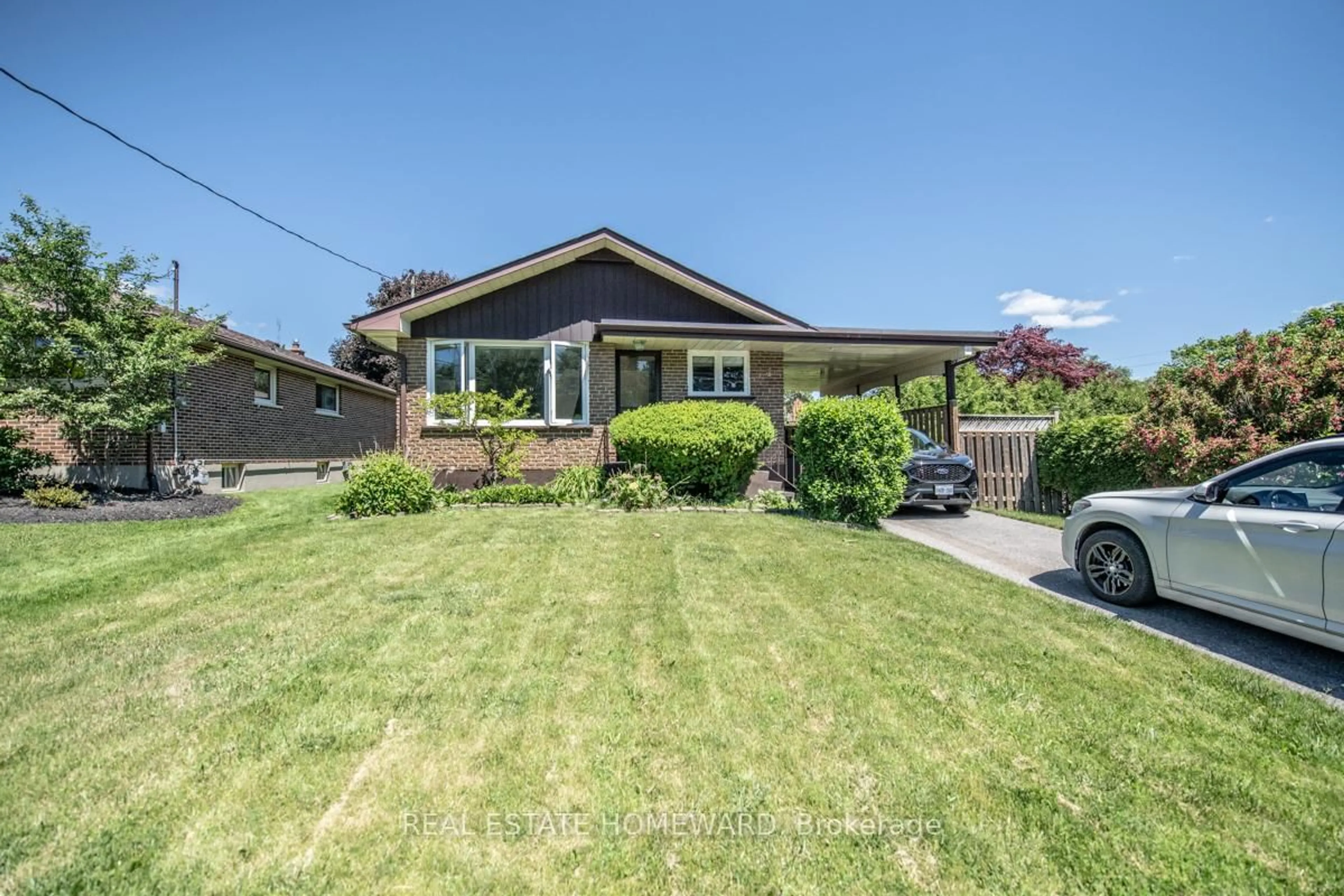 A pic from outside/outdoor area/front of a property/back of a property/a pic from drone, street for 4 Sunicrest Blvd, Clarington Ontario L1C 2G7