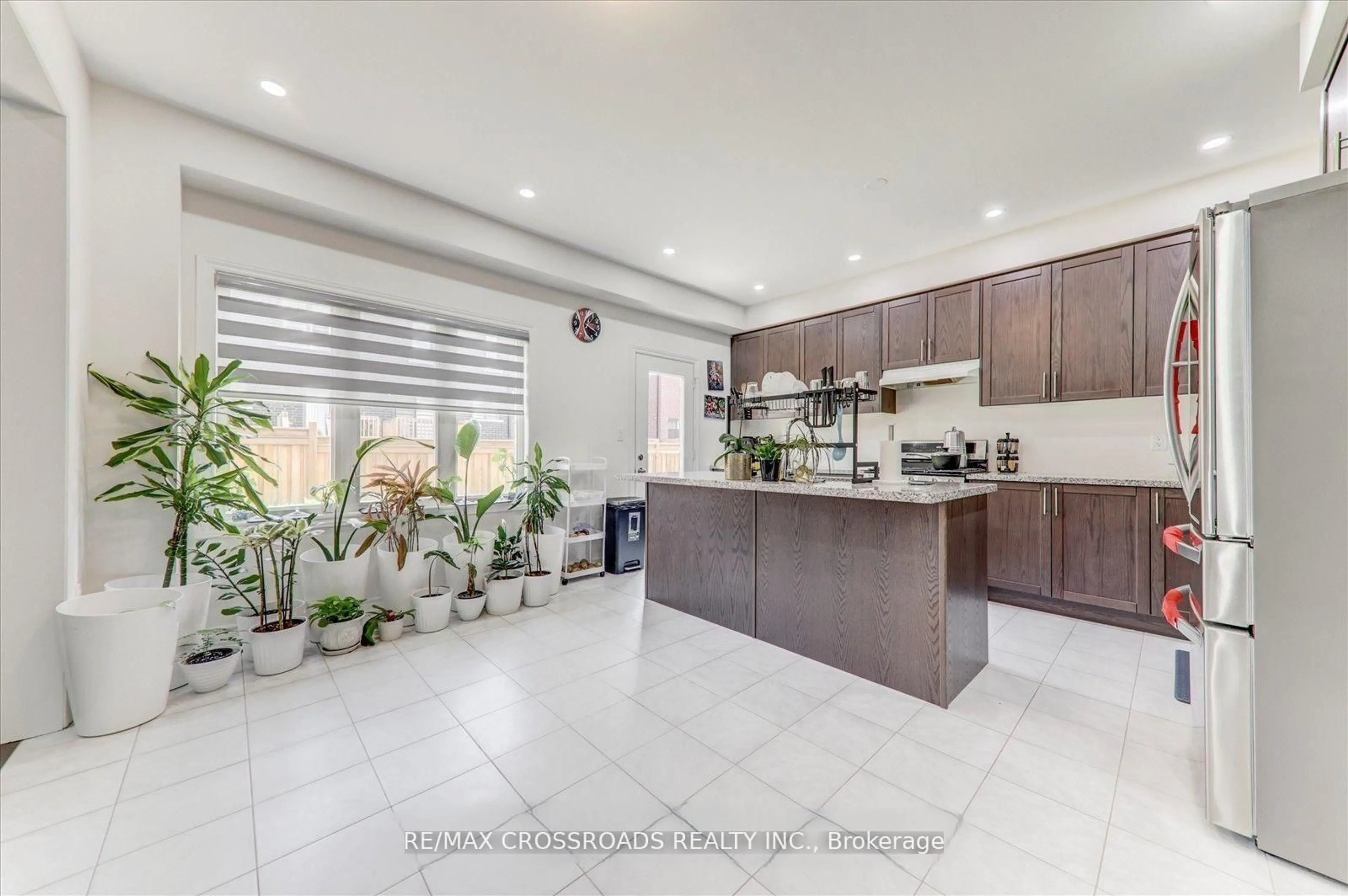 Open concept kitchen, ceramic/tile floor for 225 Fleetwood Dr, Oshawa Ontario L1T 3E7