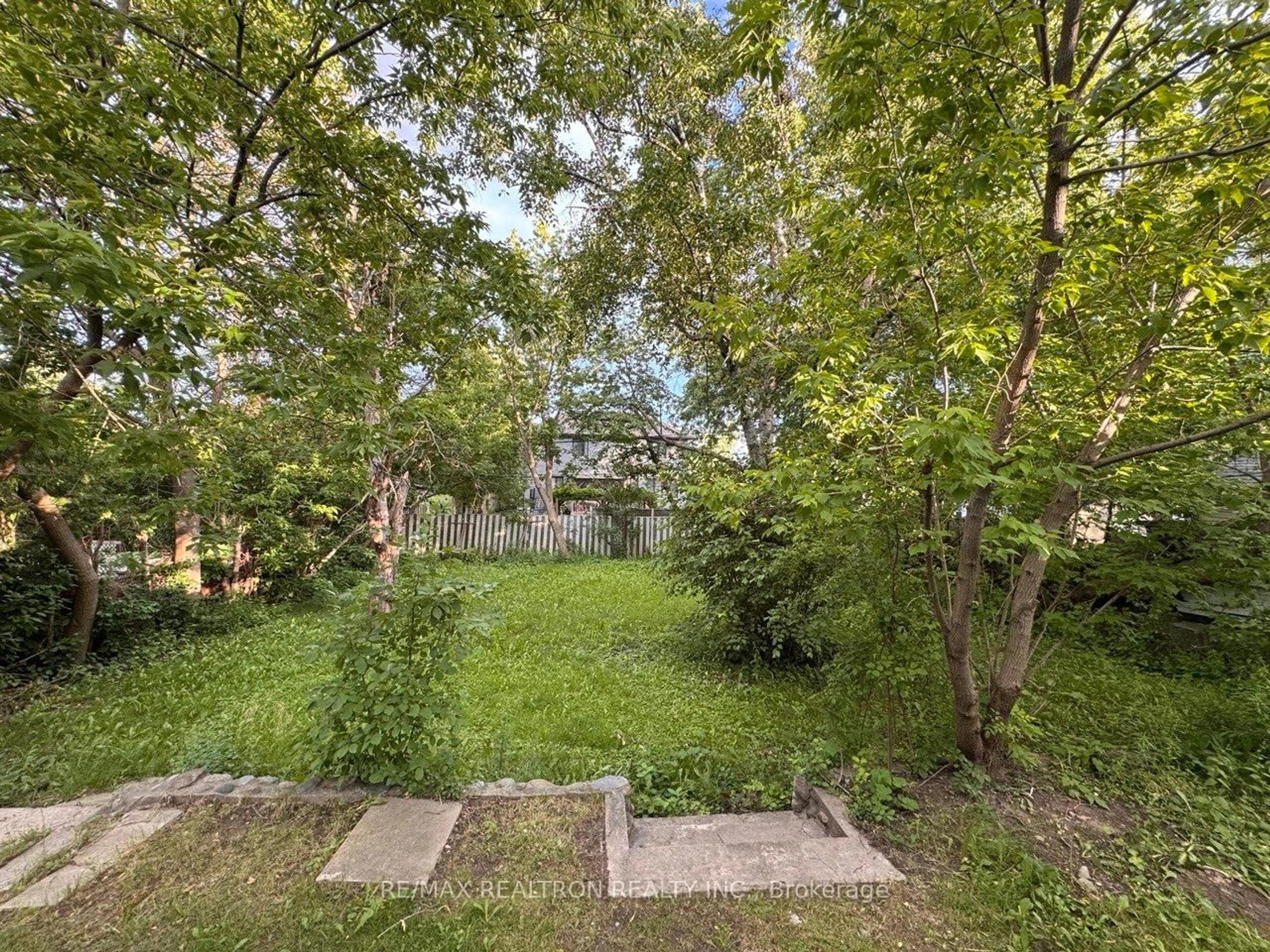 Patio, forest/trees view for 3833 Finch Ave, Toronto Ontario M1T 3E8