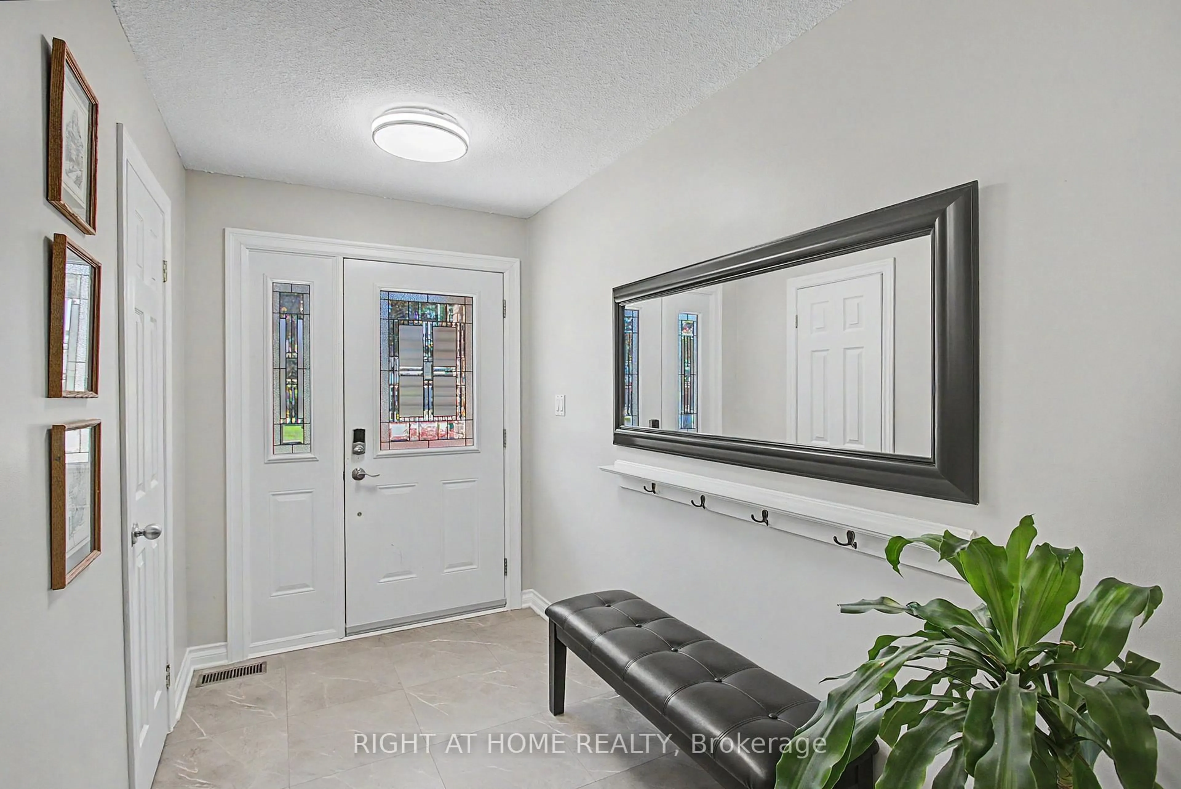 Indoor entryway for 784 Rodney Crt, Oshawa Ontario L1G 6V7