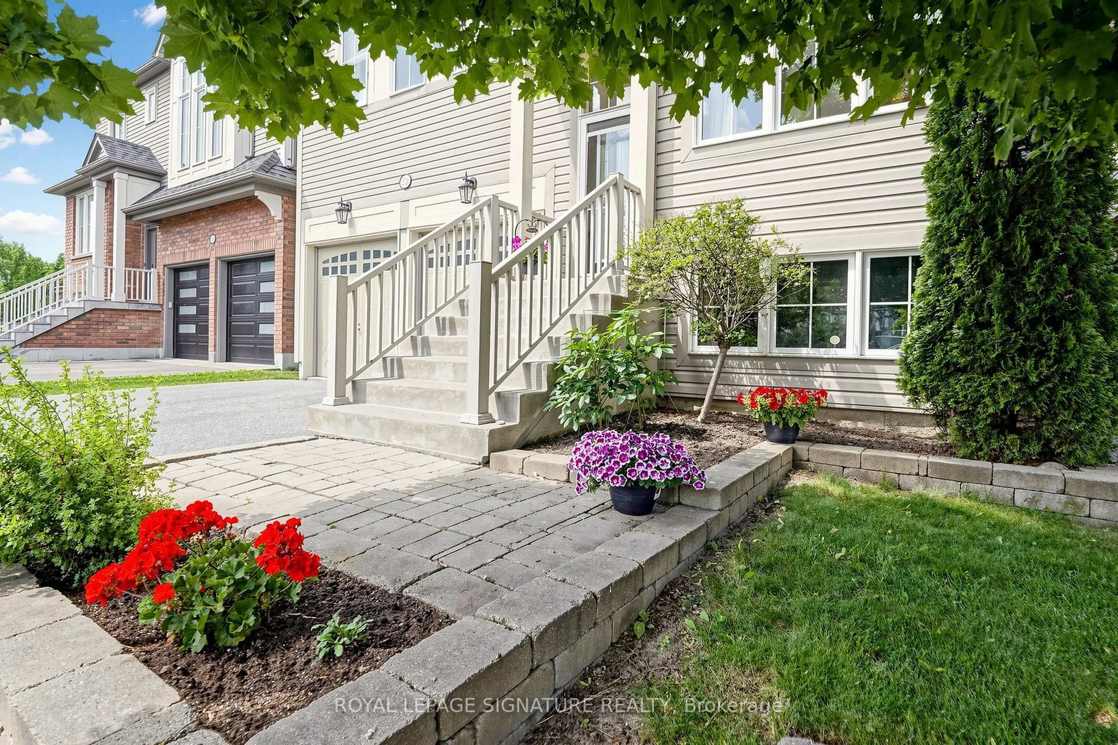 Patio, street for 2339 Pilgrim Sq, Oshawa Ontario L1L 0C1