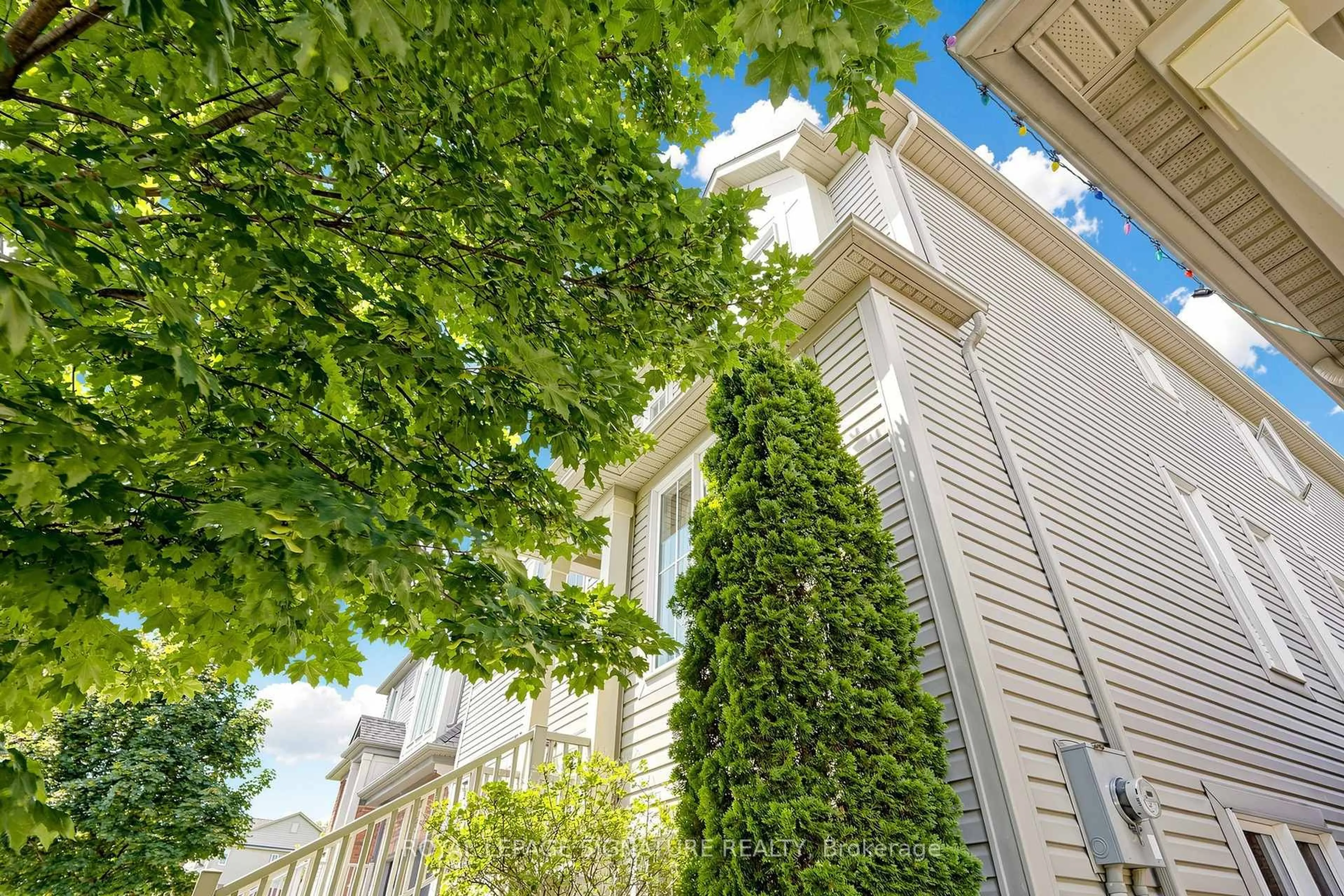 Patio, street for 2339 Pilgrim Sq, Oshawa Ontario L1L 0C1