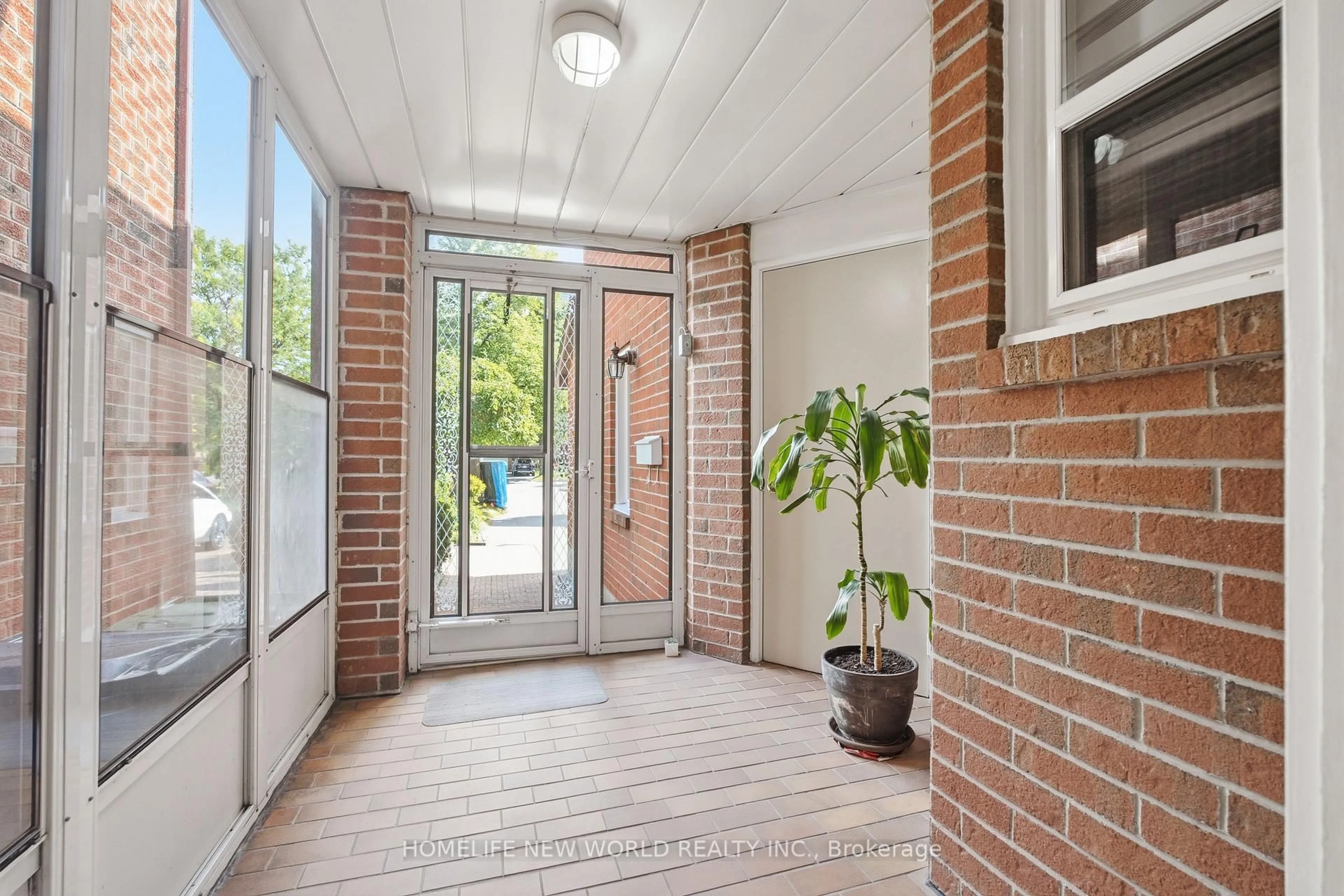 Indoor entryway for 28 Belsay Crt, Toronto Ontario M1W 3W4