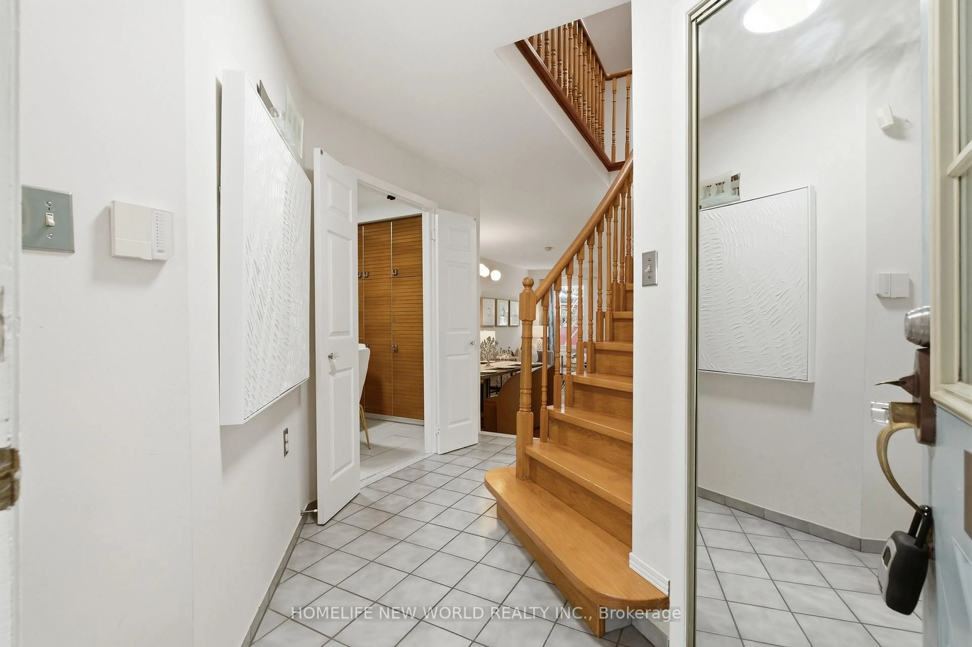 Indoor foyer for 28 Belsay Crt, Toronto Ontario M1W 3W4