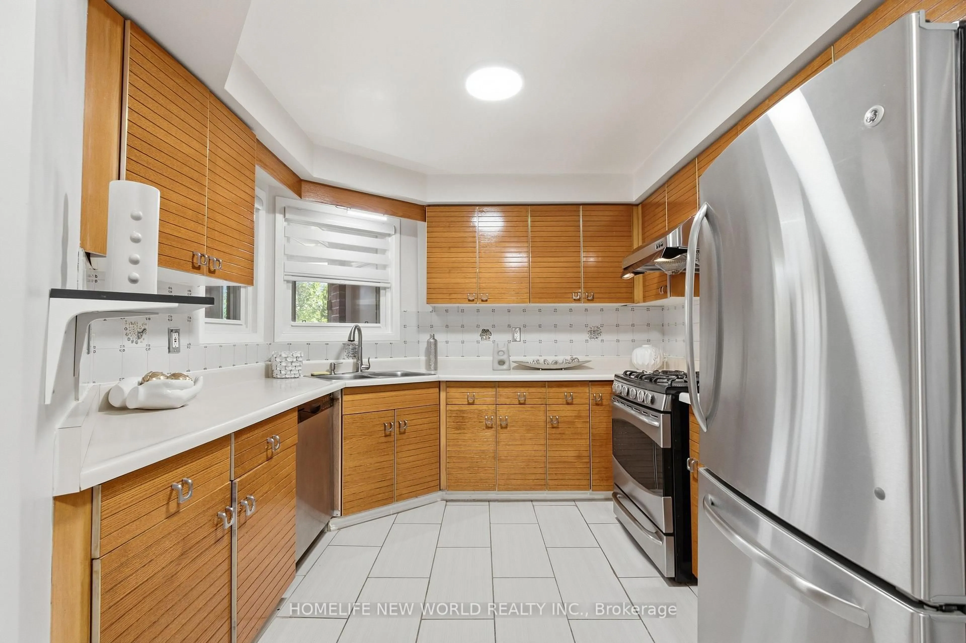 Standard kitchen, ceramic/tile floor for 28 Belsay Crt, Toronto Ontario M1W 3W4