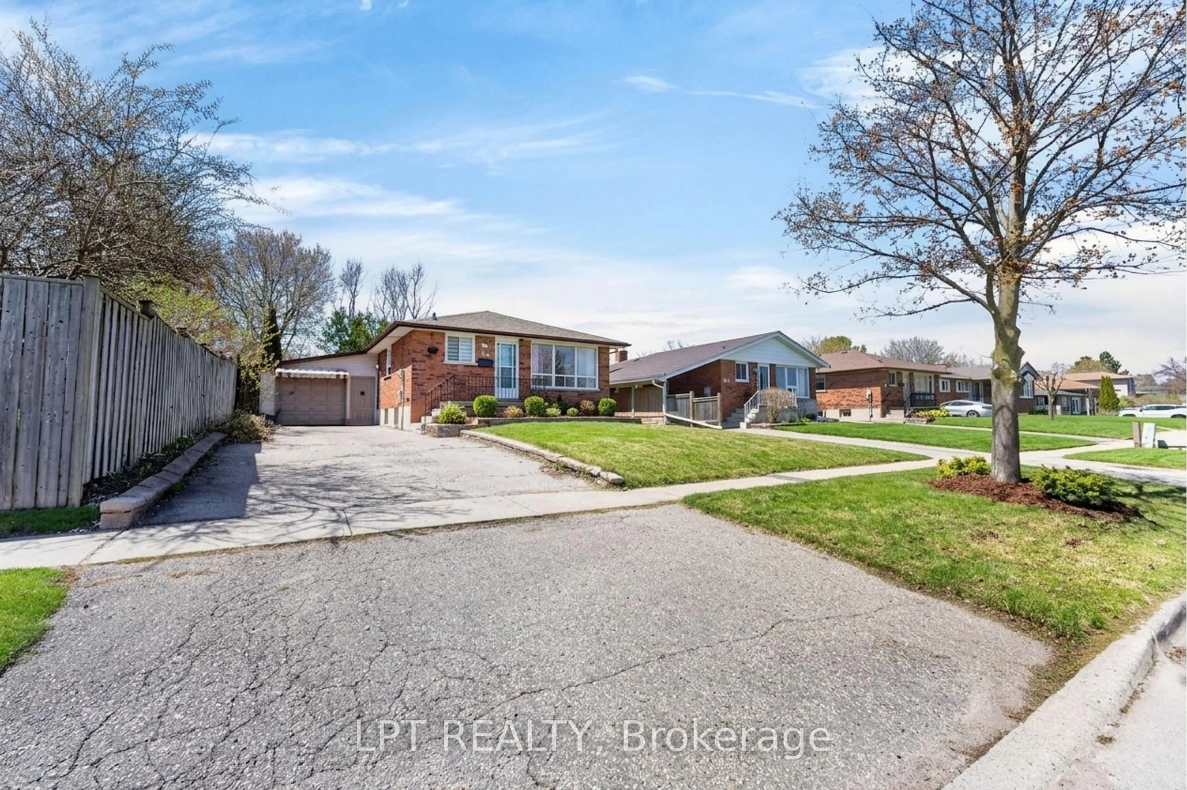 A pic from outside/outdoor area/front of a property/back of a property/a pic from drone, street for 340 Fairlawn St, Oshawa Ontario L1J 4R3