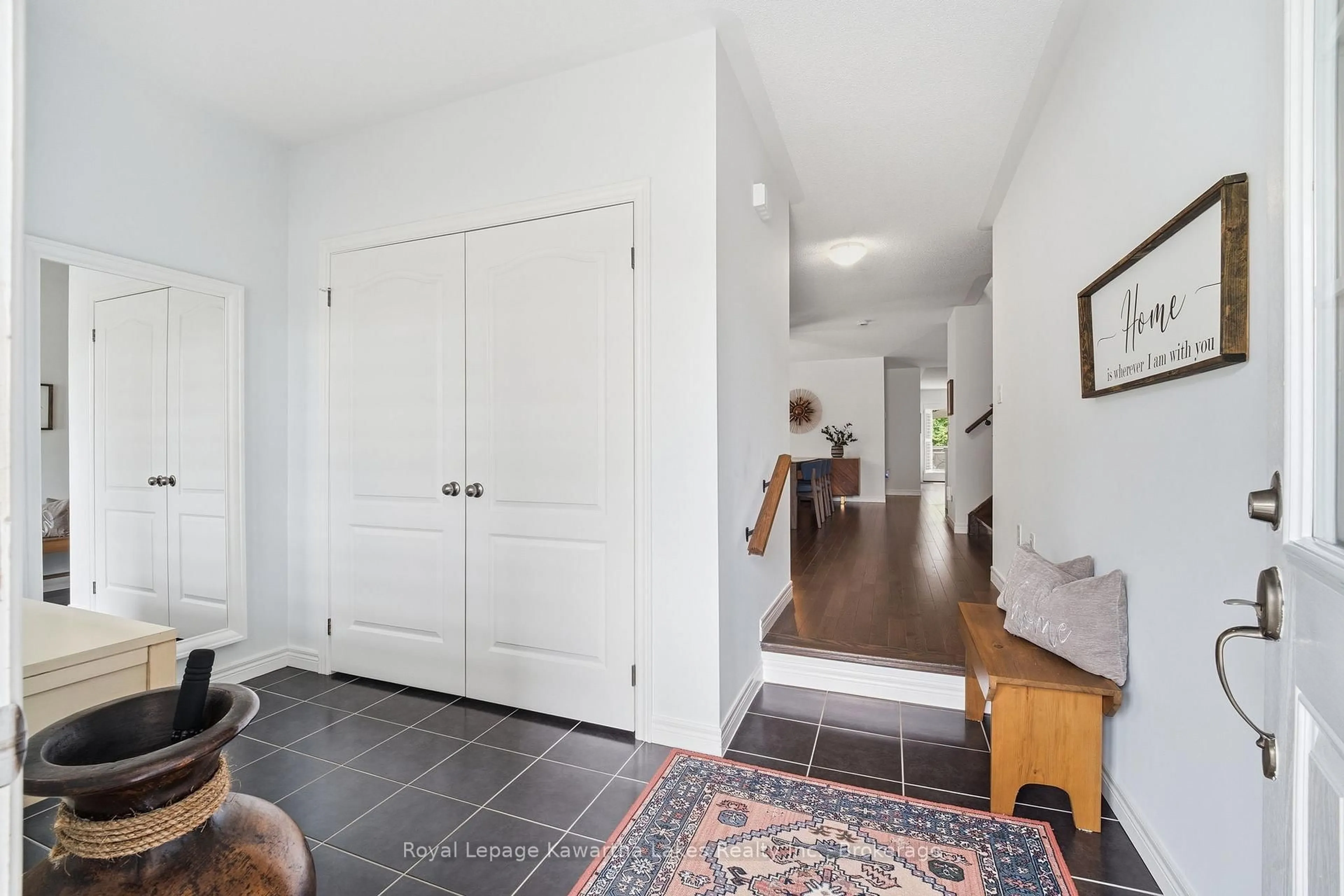 Indoor entryway for 21 Vetzal Crt, Clarington Ontario L1E 0H3
