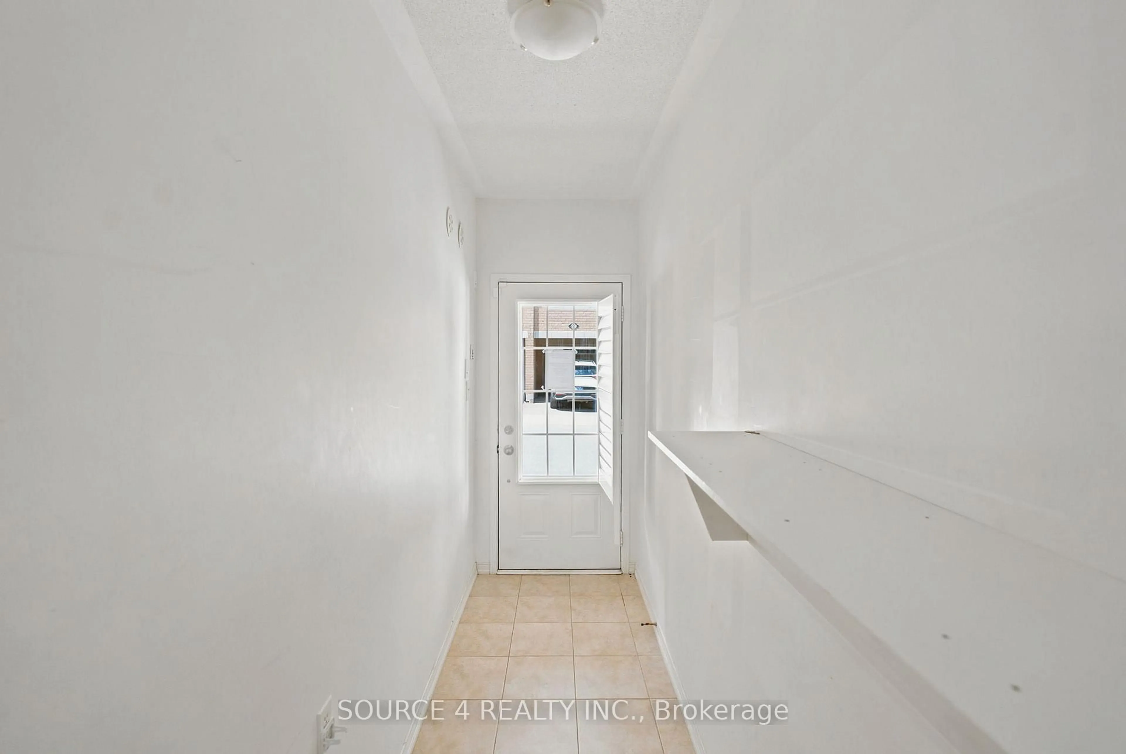 Indoor foyer for 2698 Deputy Minister Path, Oshawa Ontario L1L 0M7