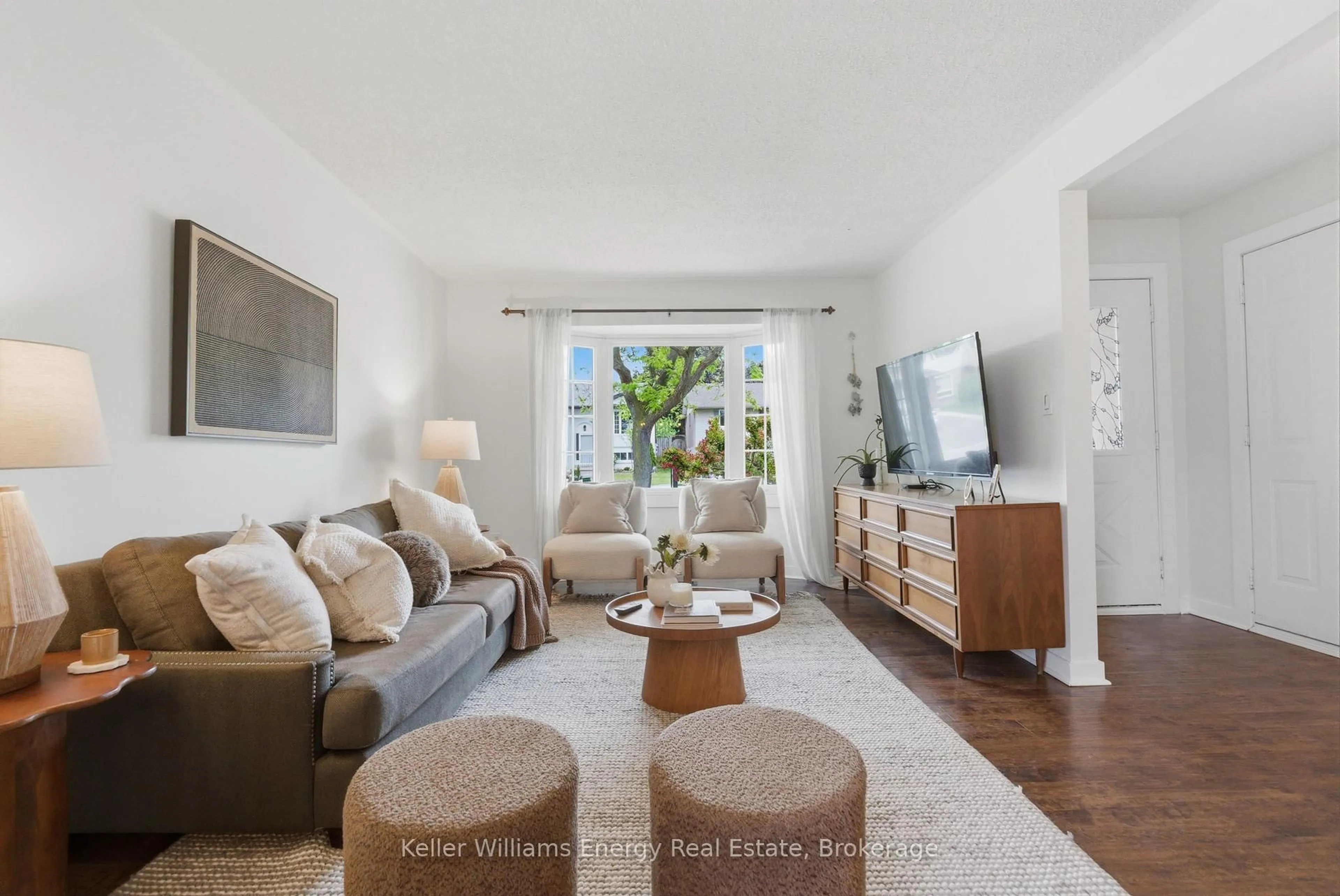 Living room with furniture, unknown for 904 Southgate Dr, Oshawa Ontario L1H 7Z9