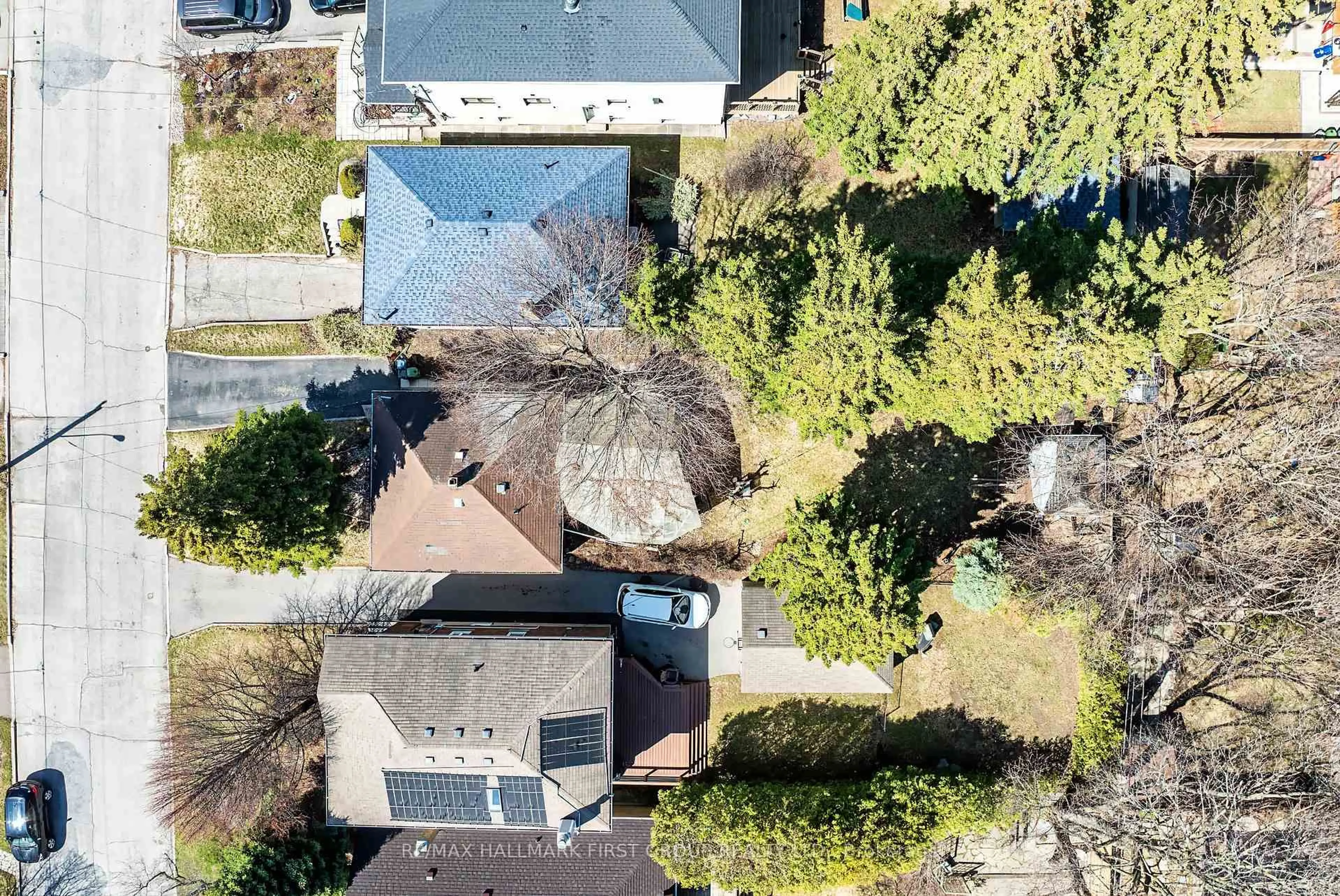 A pic from outside/outdoor area/front of a property/back of a property/a pic from drone, street for 99 Eastville Ave, Toronto Ontario M1M 2N8