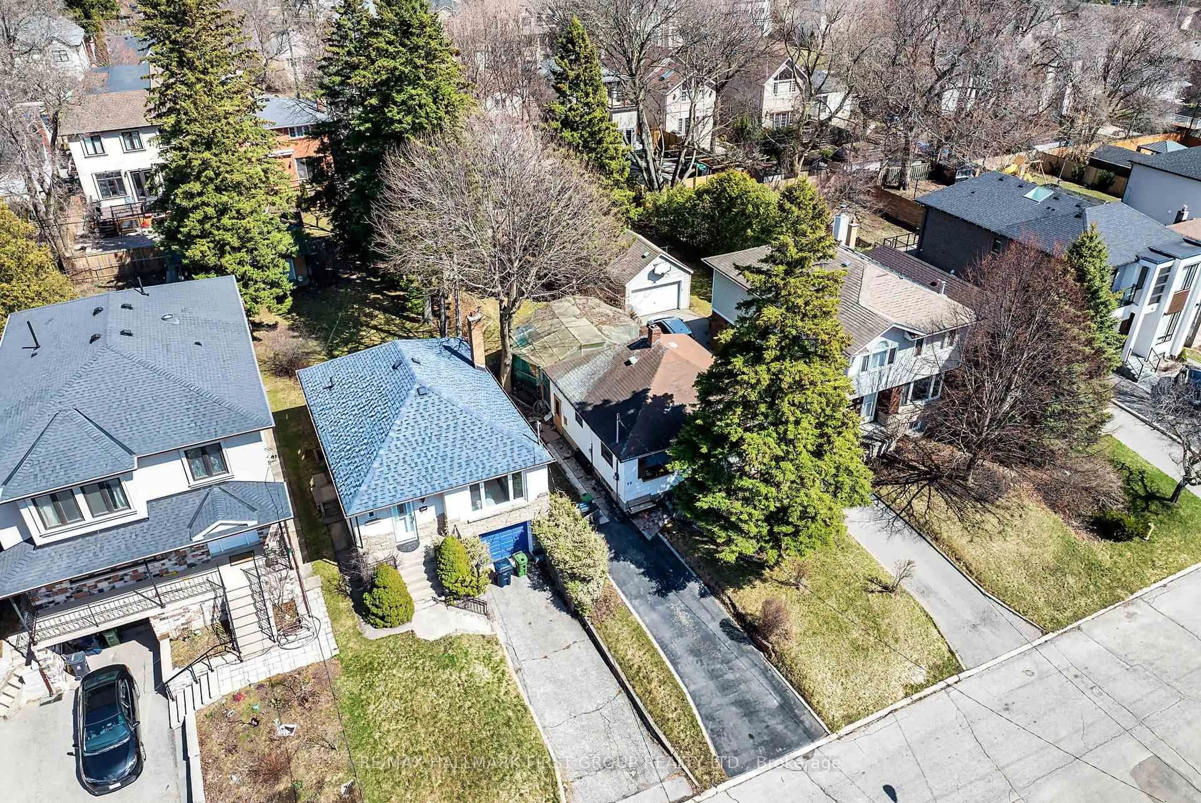 A pic from outside/outdoor area/front of a property/back of a property/a pic from drone, street for 99 Eastville Ave, Toronto Ontario M1M 2N8