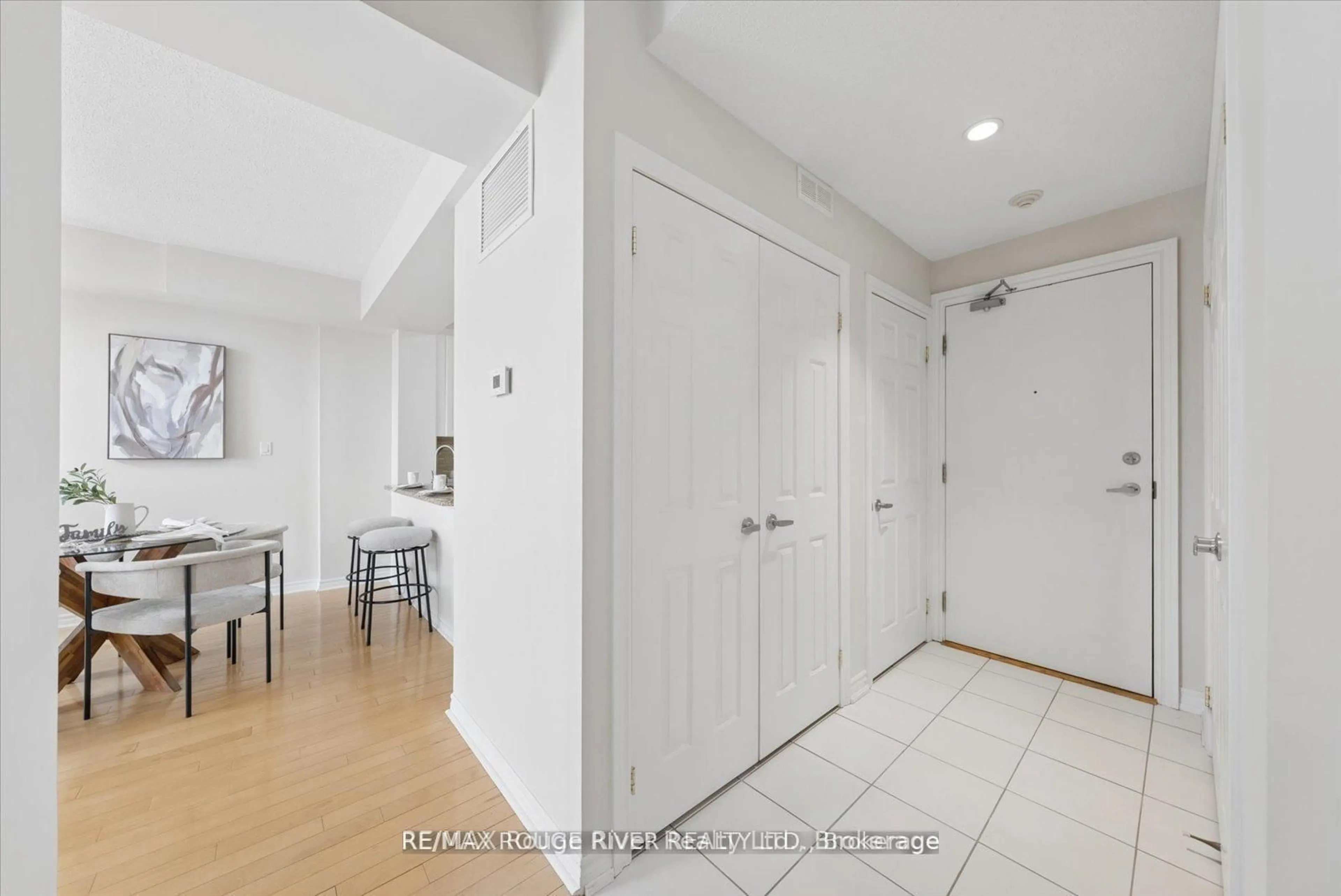 Indoor entryway for 395 Lakebreeze Dr #306, Clarington Ontario L1B 0A5