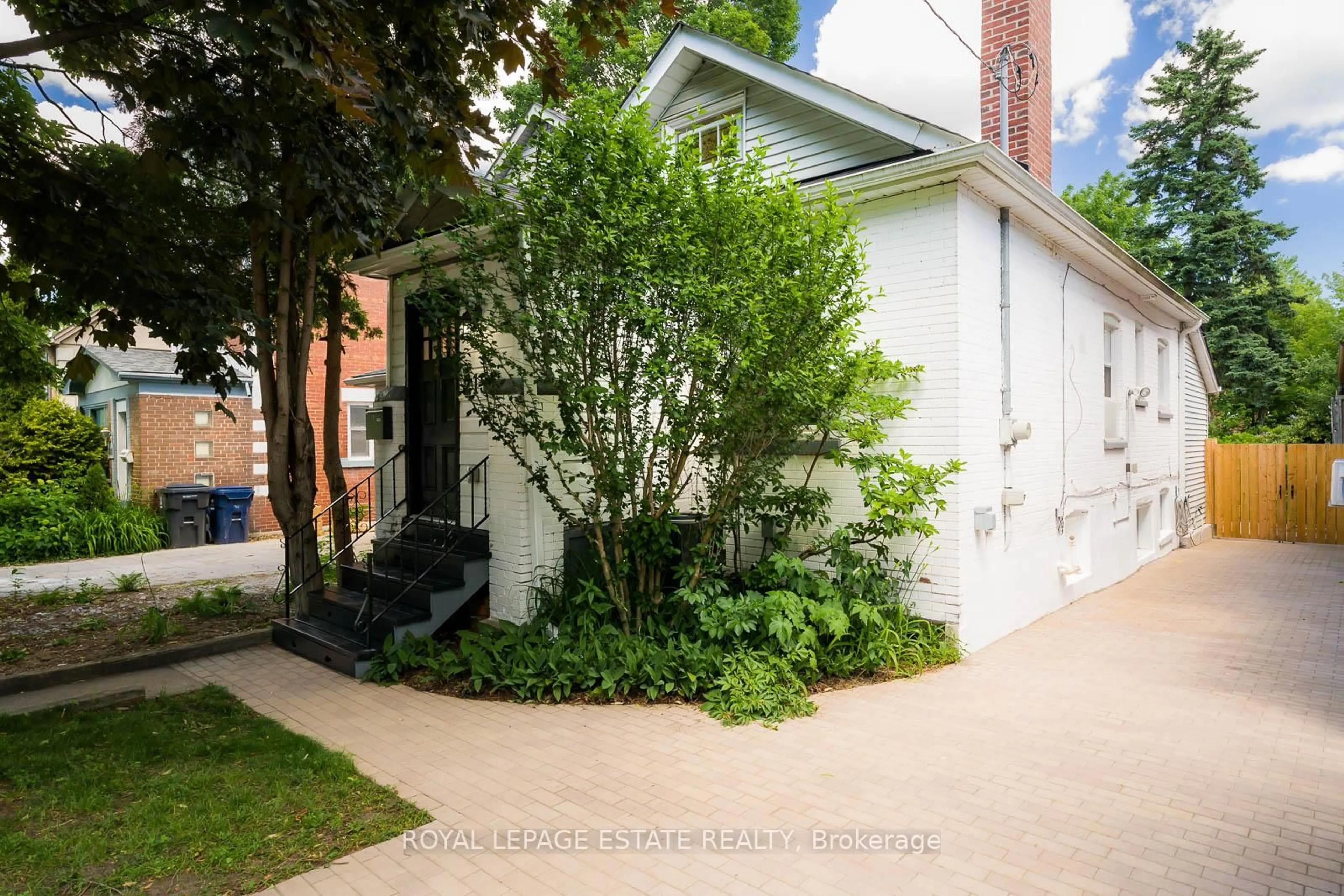 Unknown for 215 Pickering St, Toronto Ontario M4E 3J9