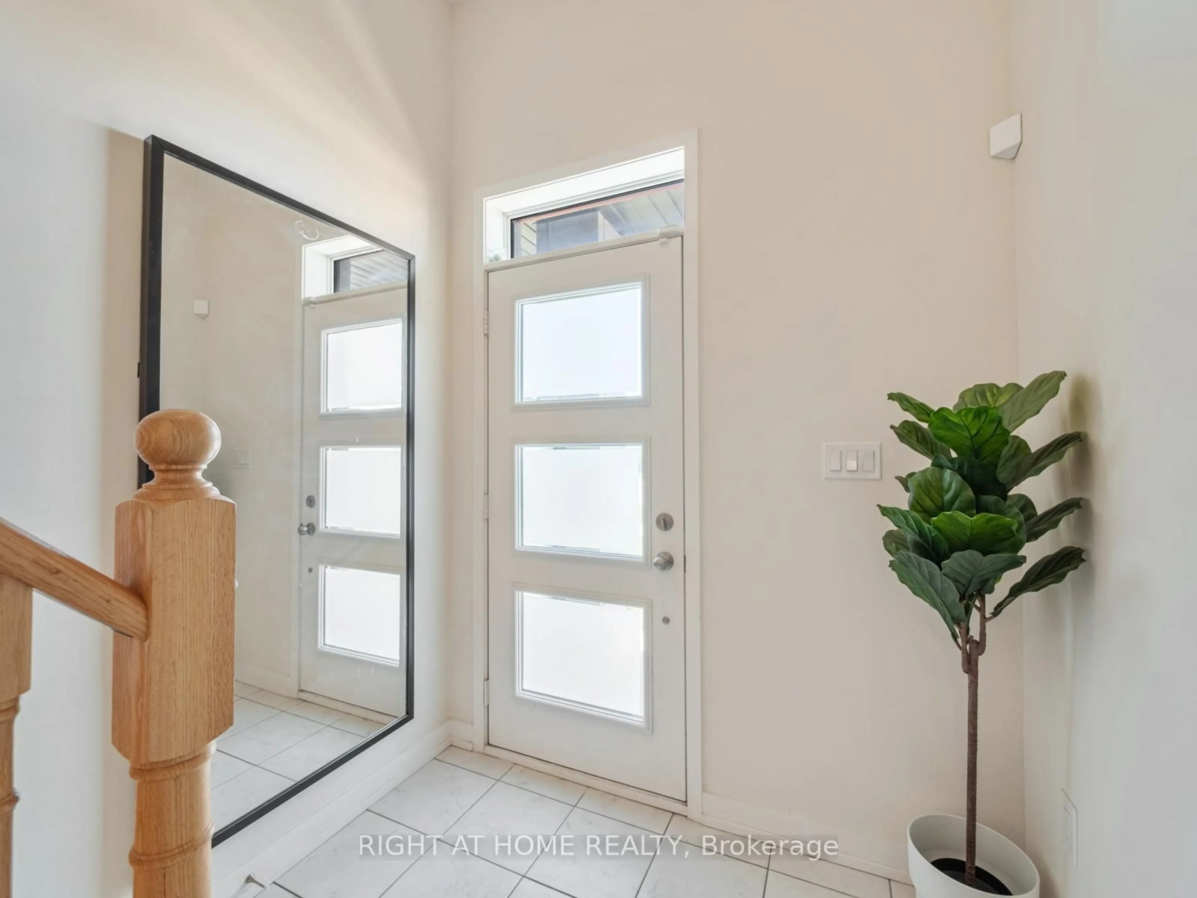 Indoor entryway for 2550 Castlegate Crossing #403, Pickering Ontario L1X 0H6