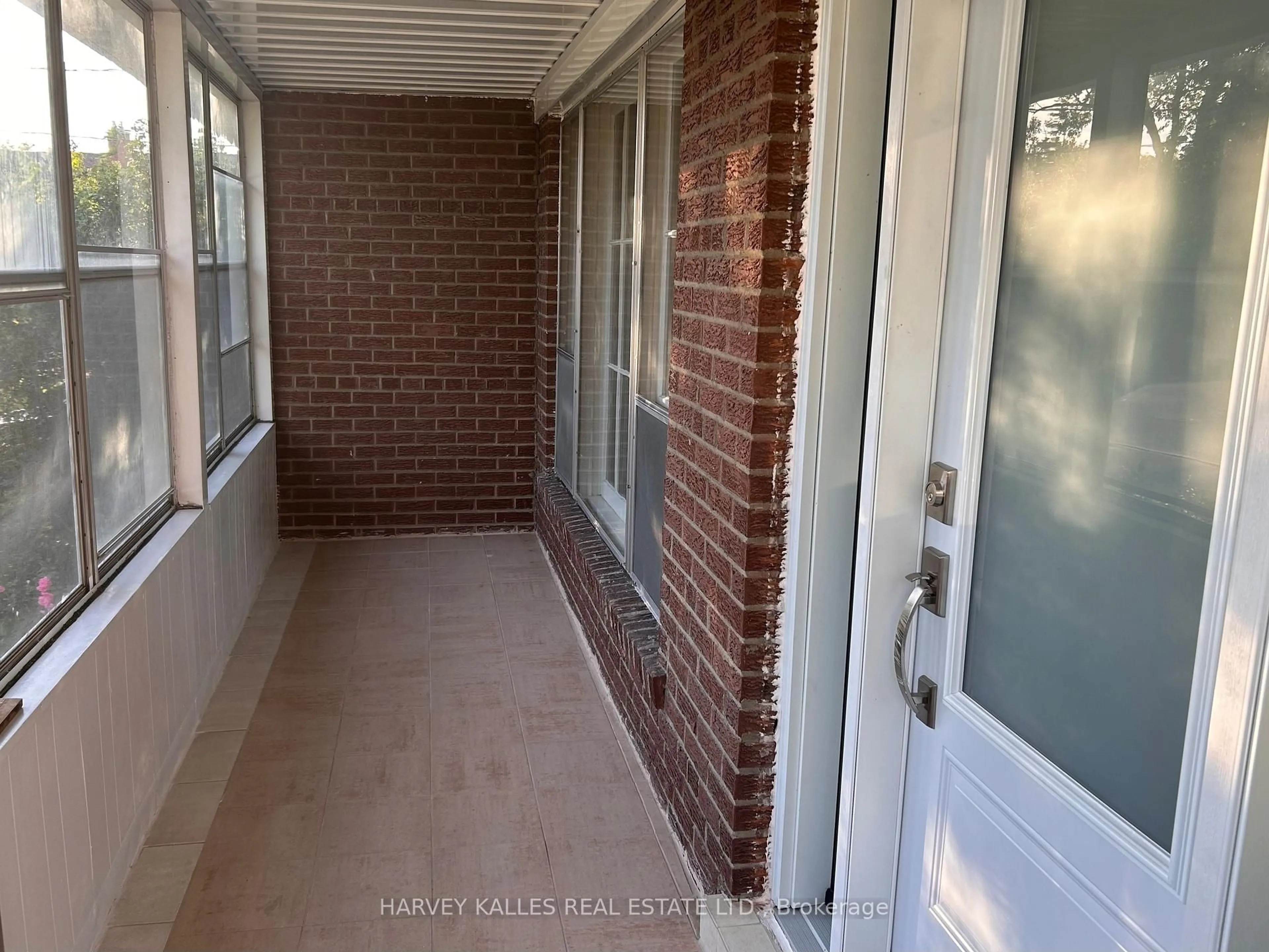 Indoor entryway for 205 Vauxhall Dr, Toronto Ontario M1P 1R6