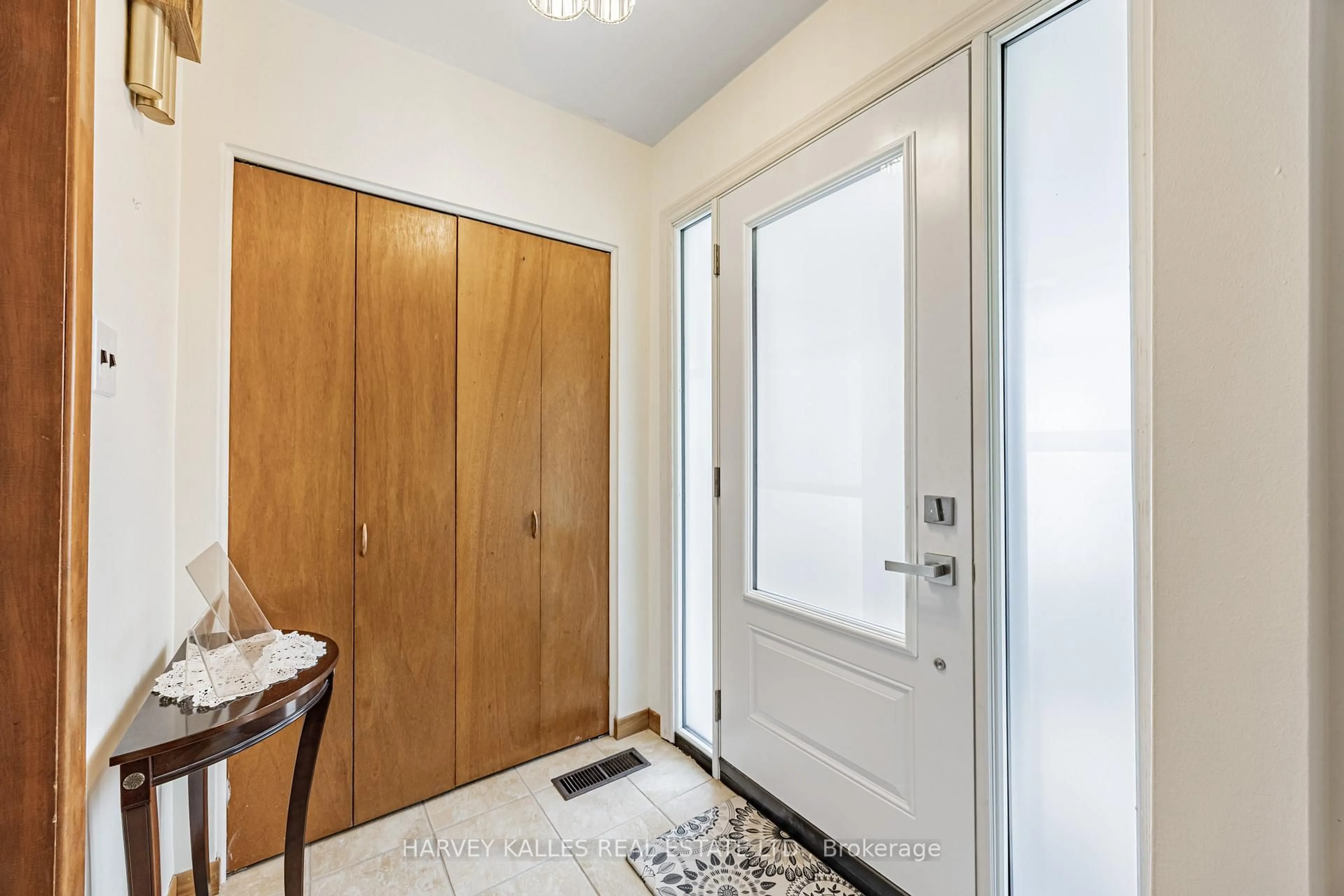 Indoor entryway for 205 Vauxhall Dr, Toronto Ontario M1P 1R6