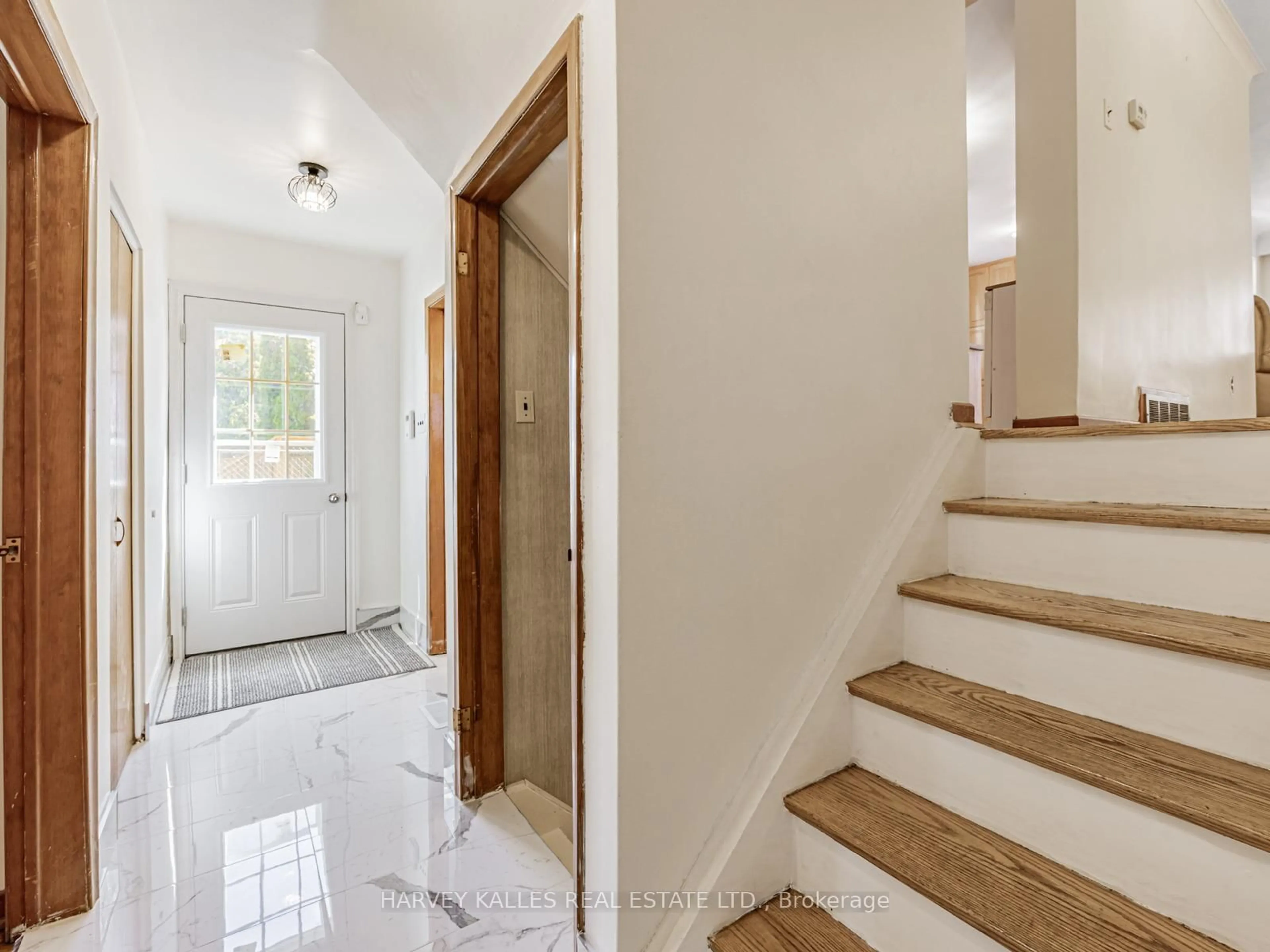 Indoor entryway for 205 Vauxhall Dr, Toronto Ontario M1P 1R6