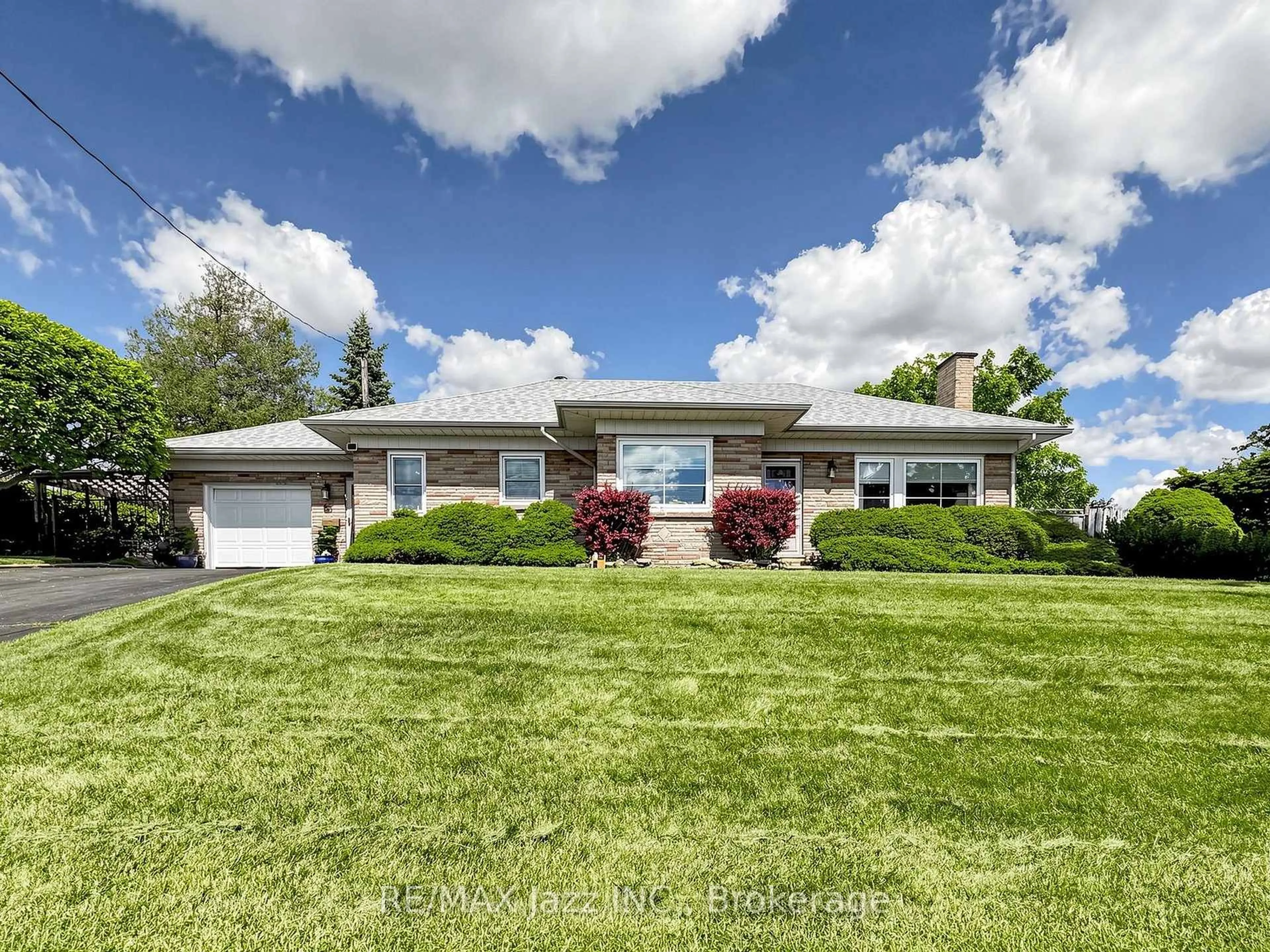 A pic from outside/outdoor area/front of a property/back of a property/a pic from drone, street for 83 Stevenson Rd, Oshawa Ontario L1J 5M4