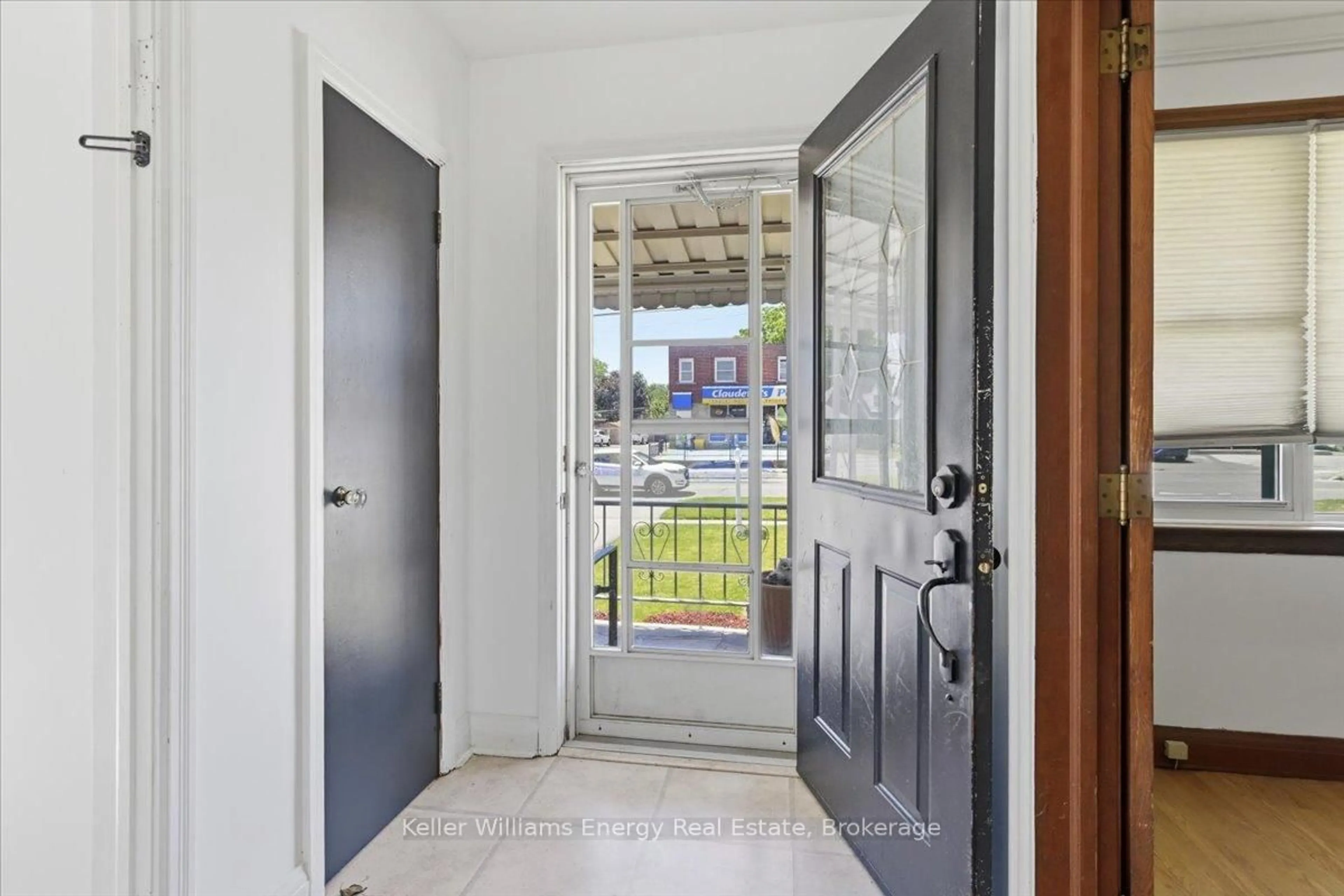 Indoor entryway for 125 Wilson Rd, Oshawa Ontario L1H 6B9