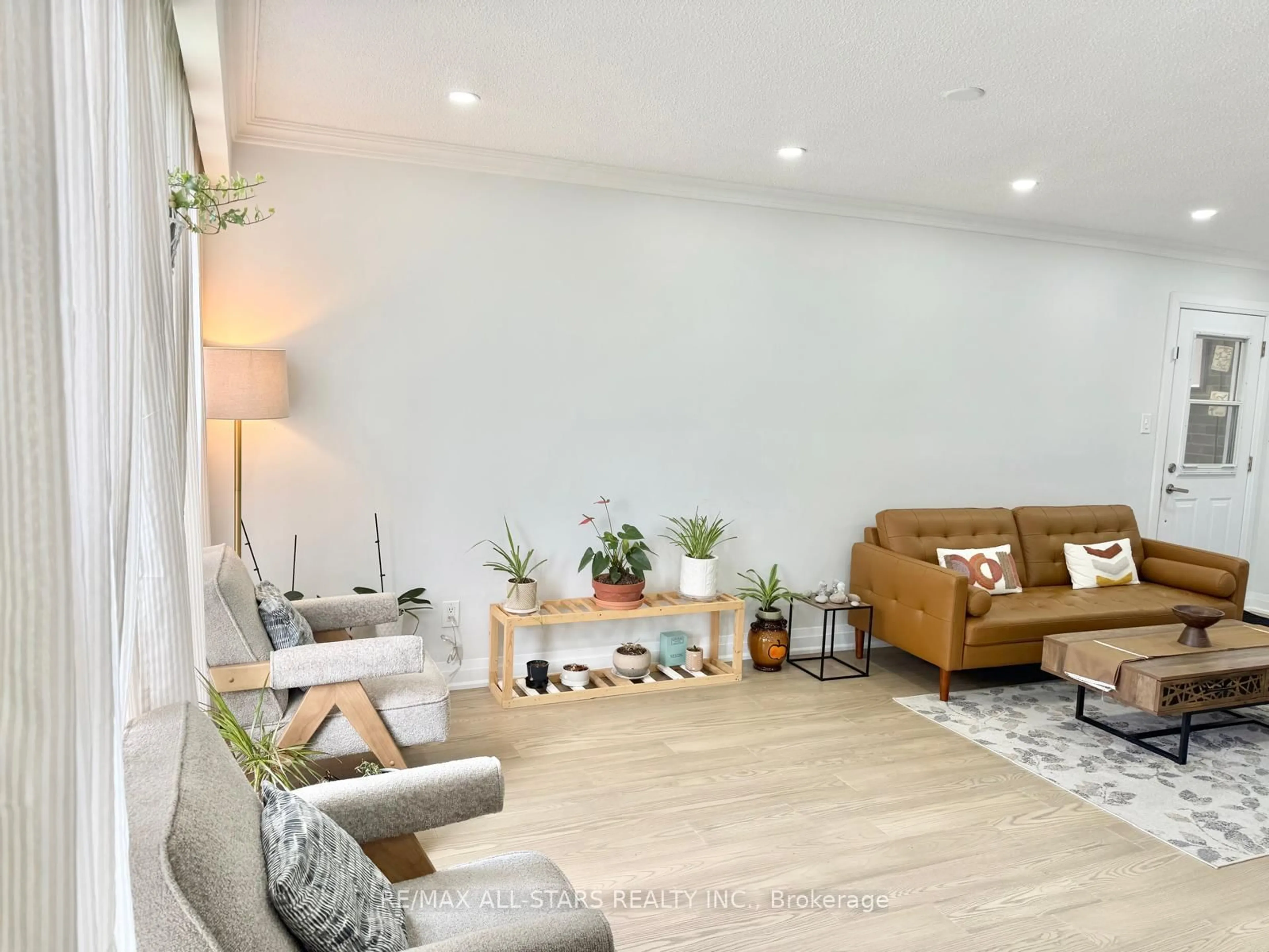 Living room with furniture, wood/laminate floor for 1554 Warden Ave, Toronto Ontario M1R 2T1