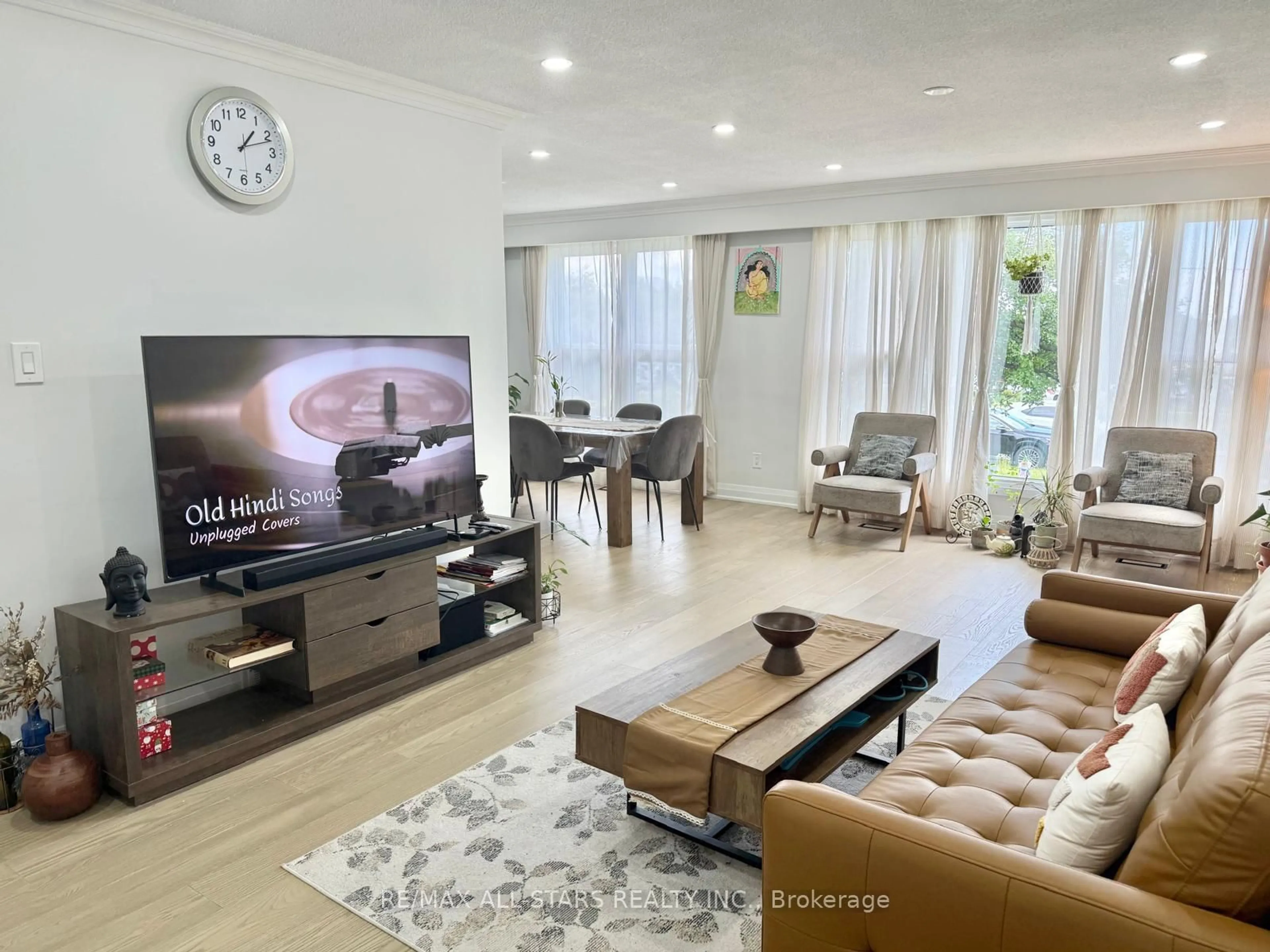 Living room with furniture, wood/laminate floor for 1554 Warden Ave, Toronto Ontario M1R 2T1