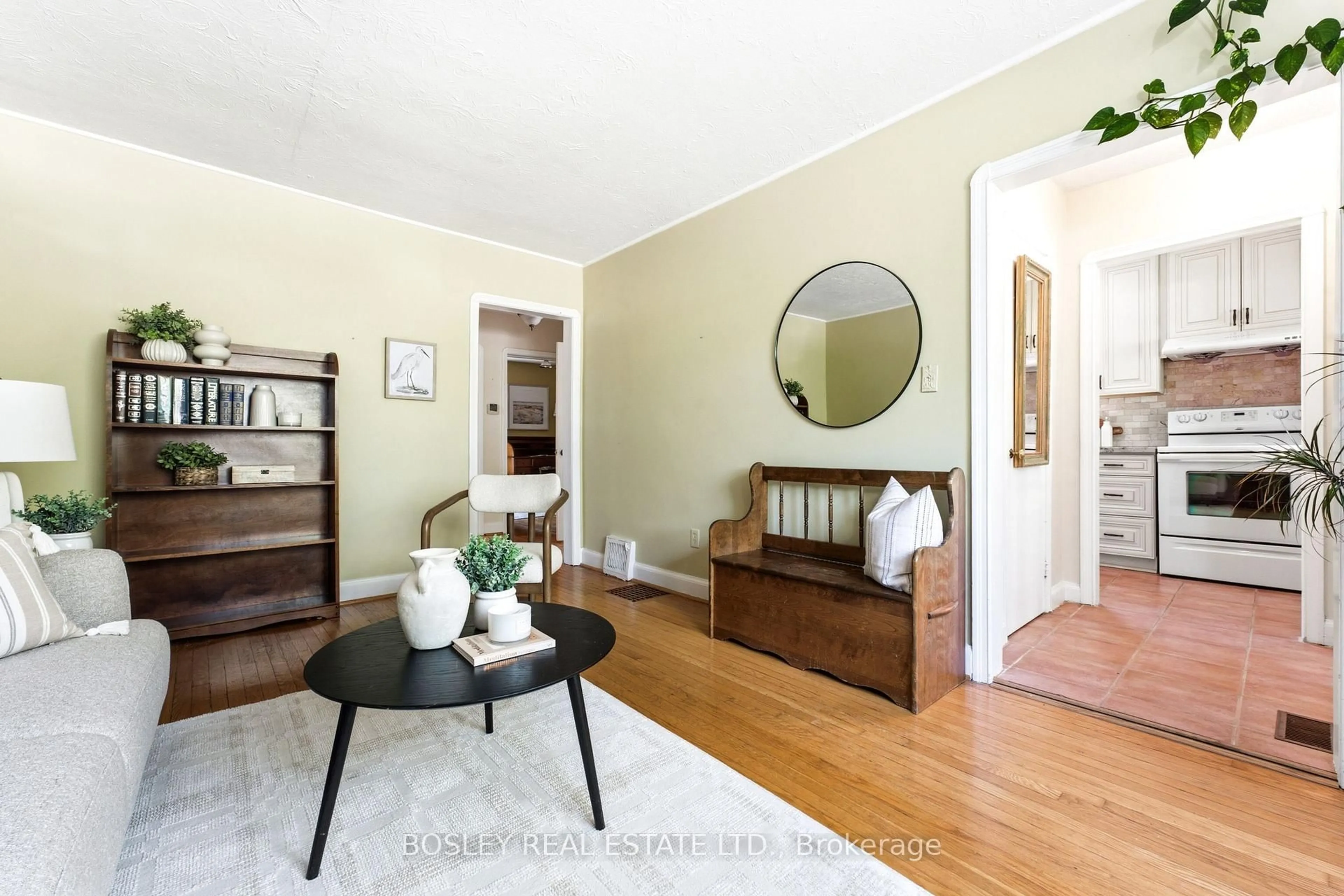 Indoor entryway for 121 Presley Ave, Toronto Ontario M1L 3P9