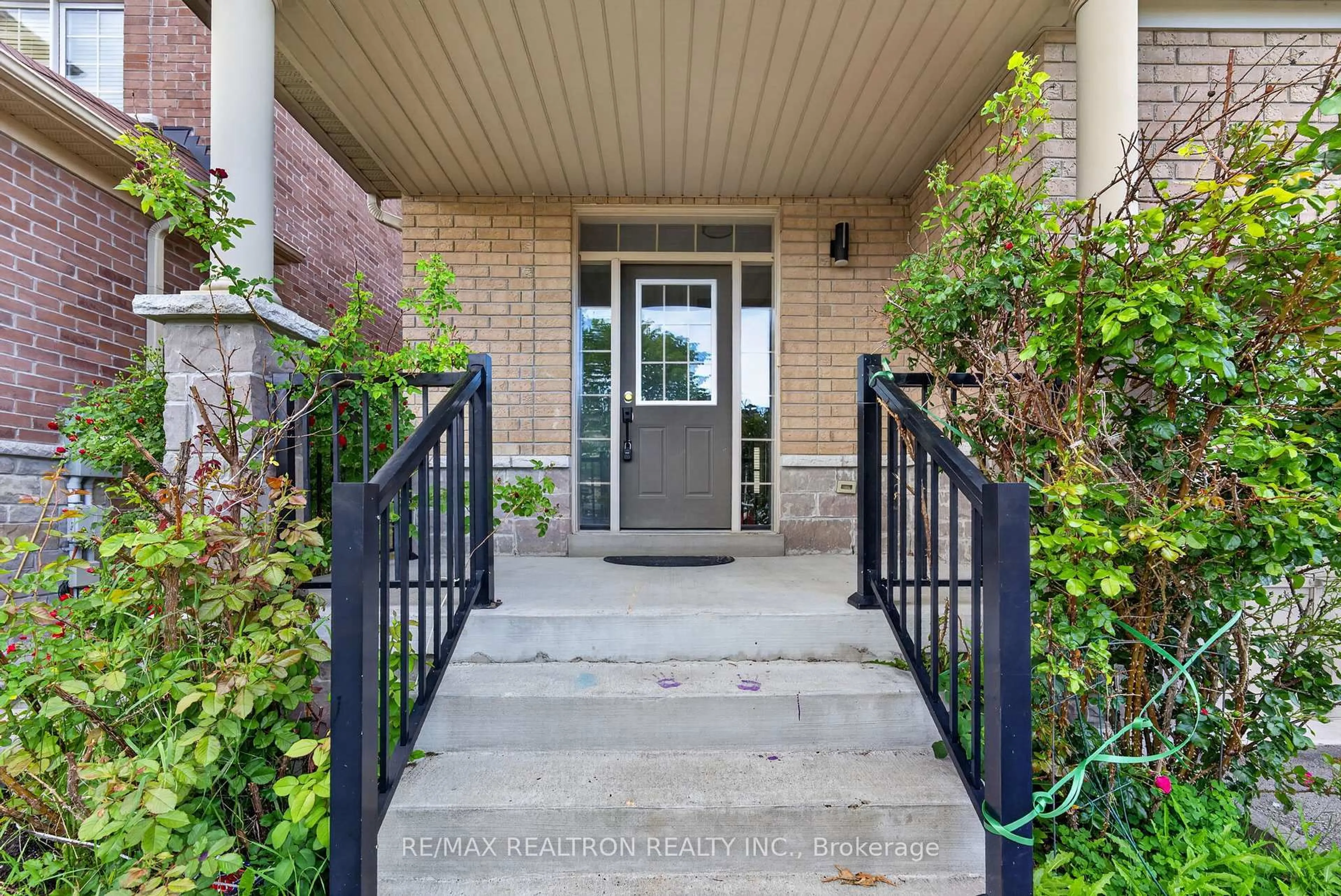 Indoor entryway for 42 Cale Ave, Clarington Ontario L1E 0H4