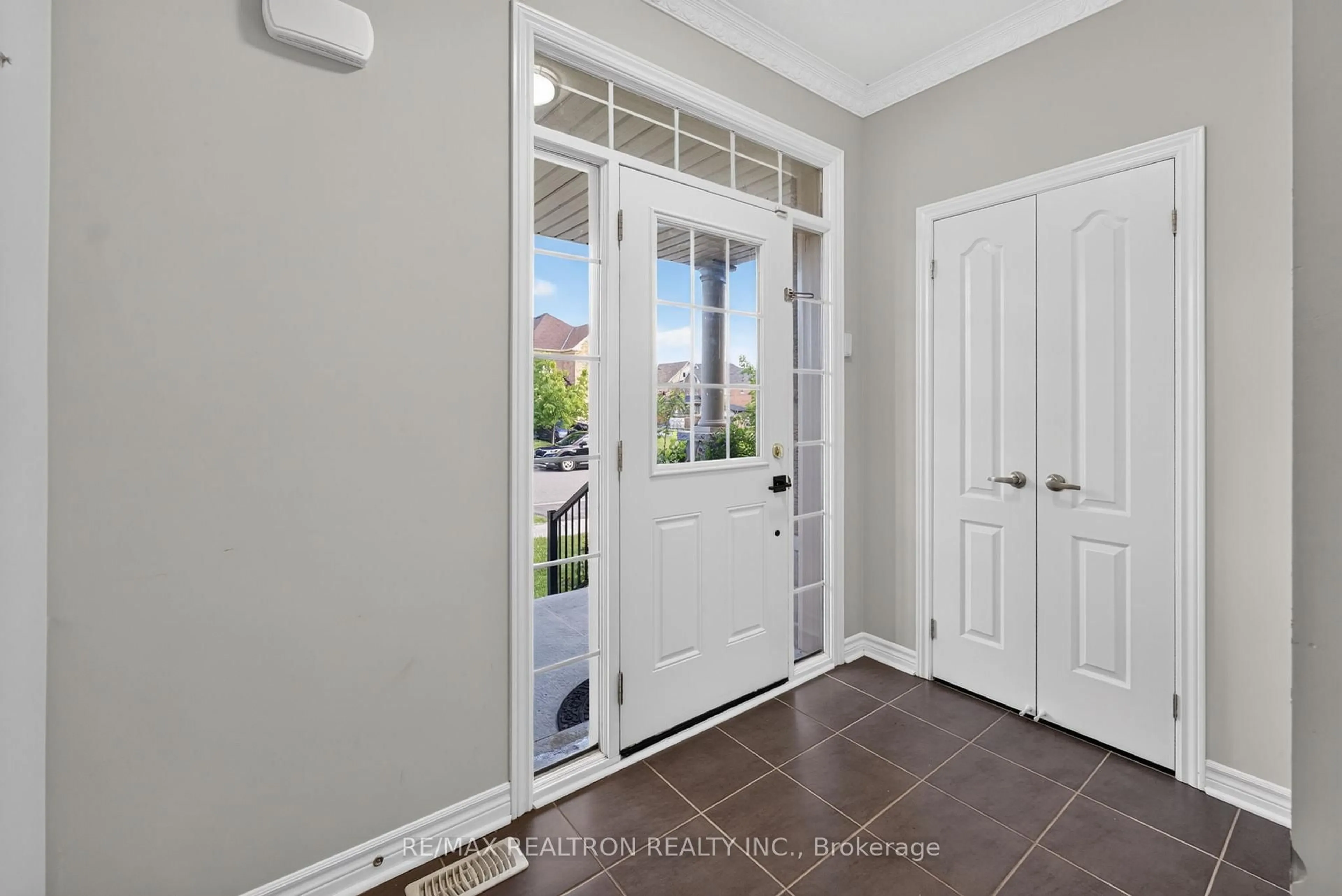 Indoor entryway for 42 Cale Ave, Clarington Ontario L1E 0H4