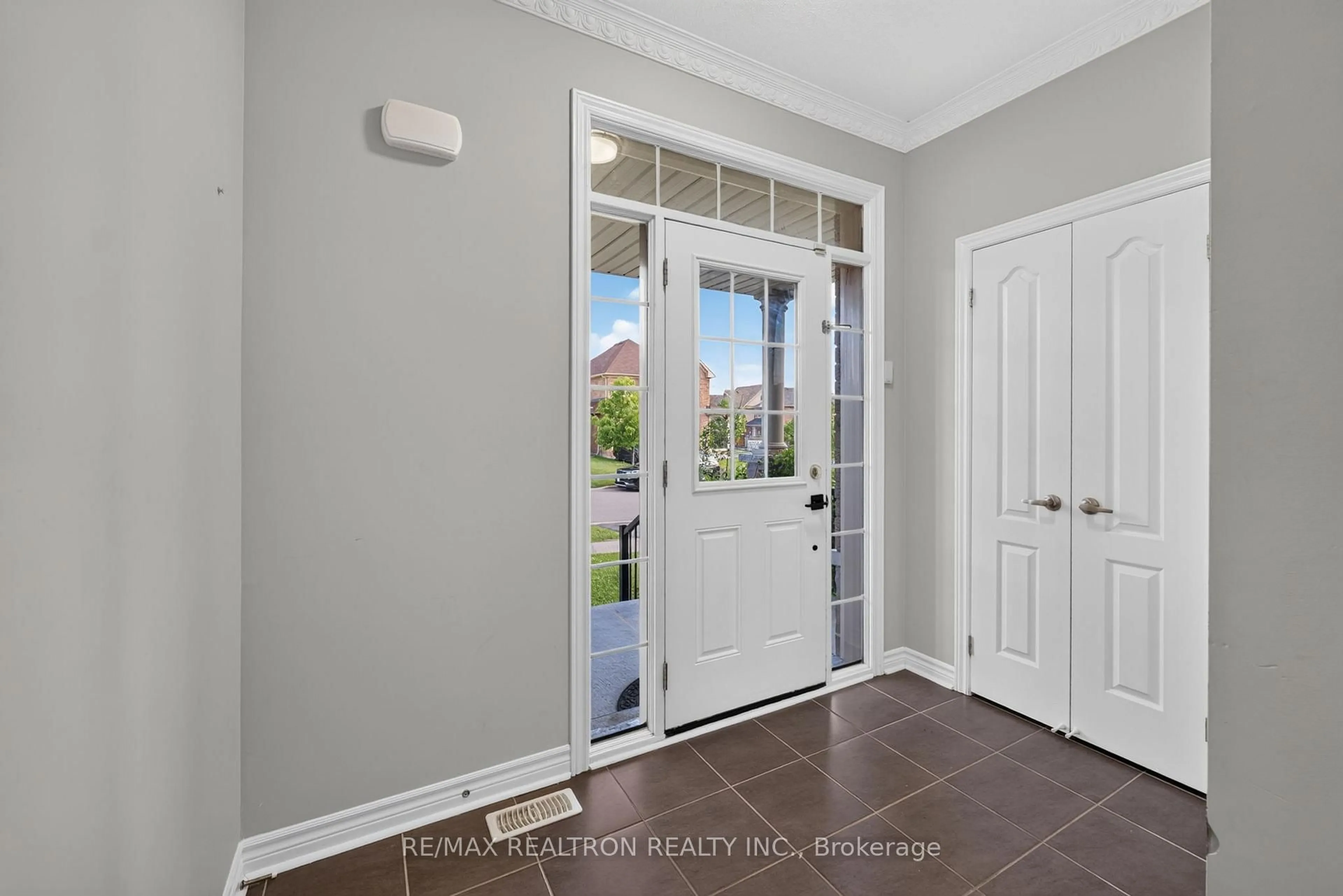 Indoor entryway for 42 Cale Ave, Clarington Ontario L1E 0H4