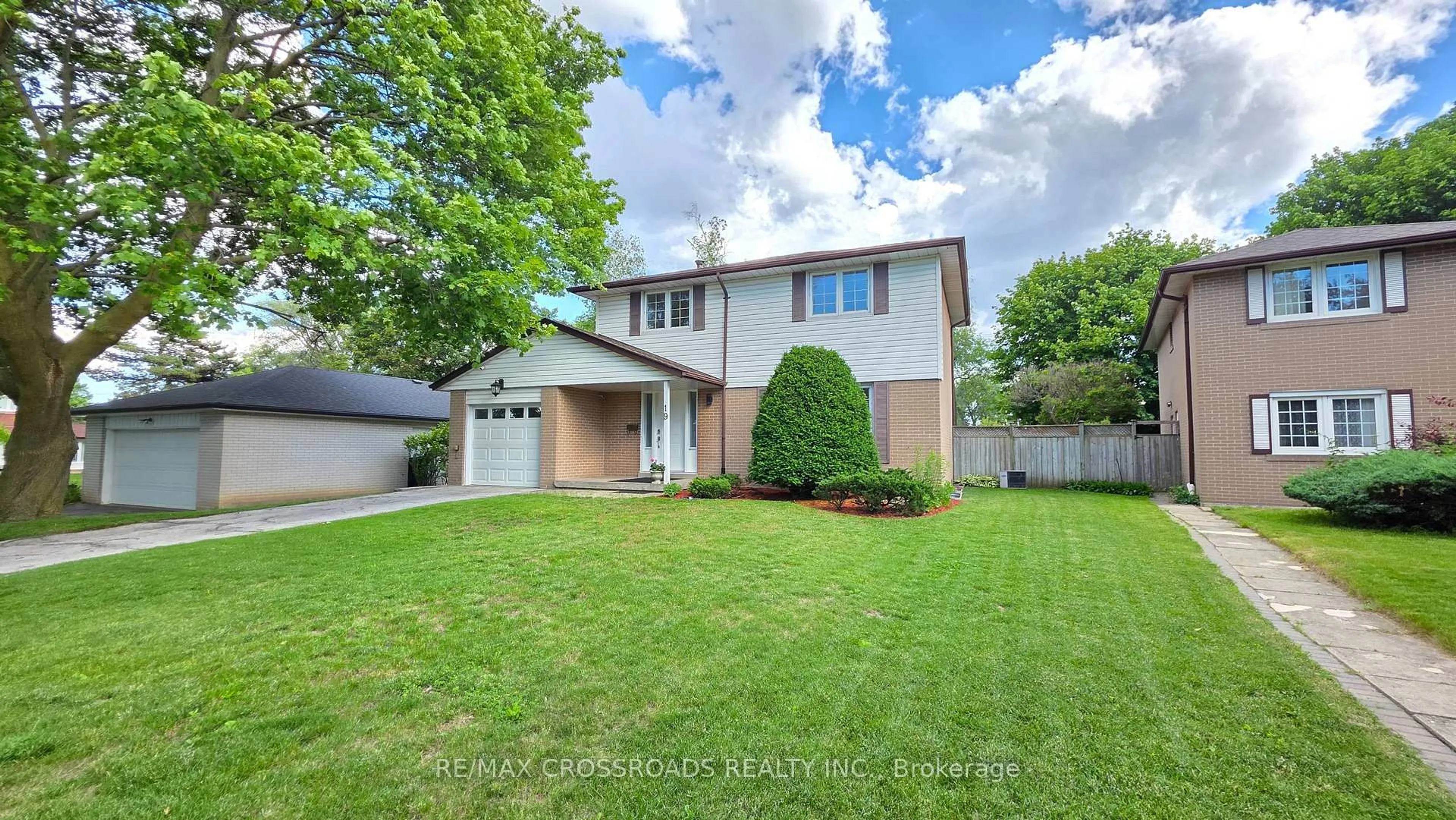 A pic from outside/outdoor area/front of a property/back of a property/a pic from drone, street for 19 Portico Dr, Toronto Ontario M1G 3R4