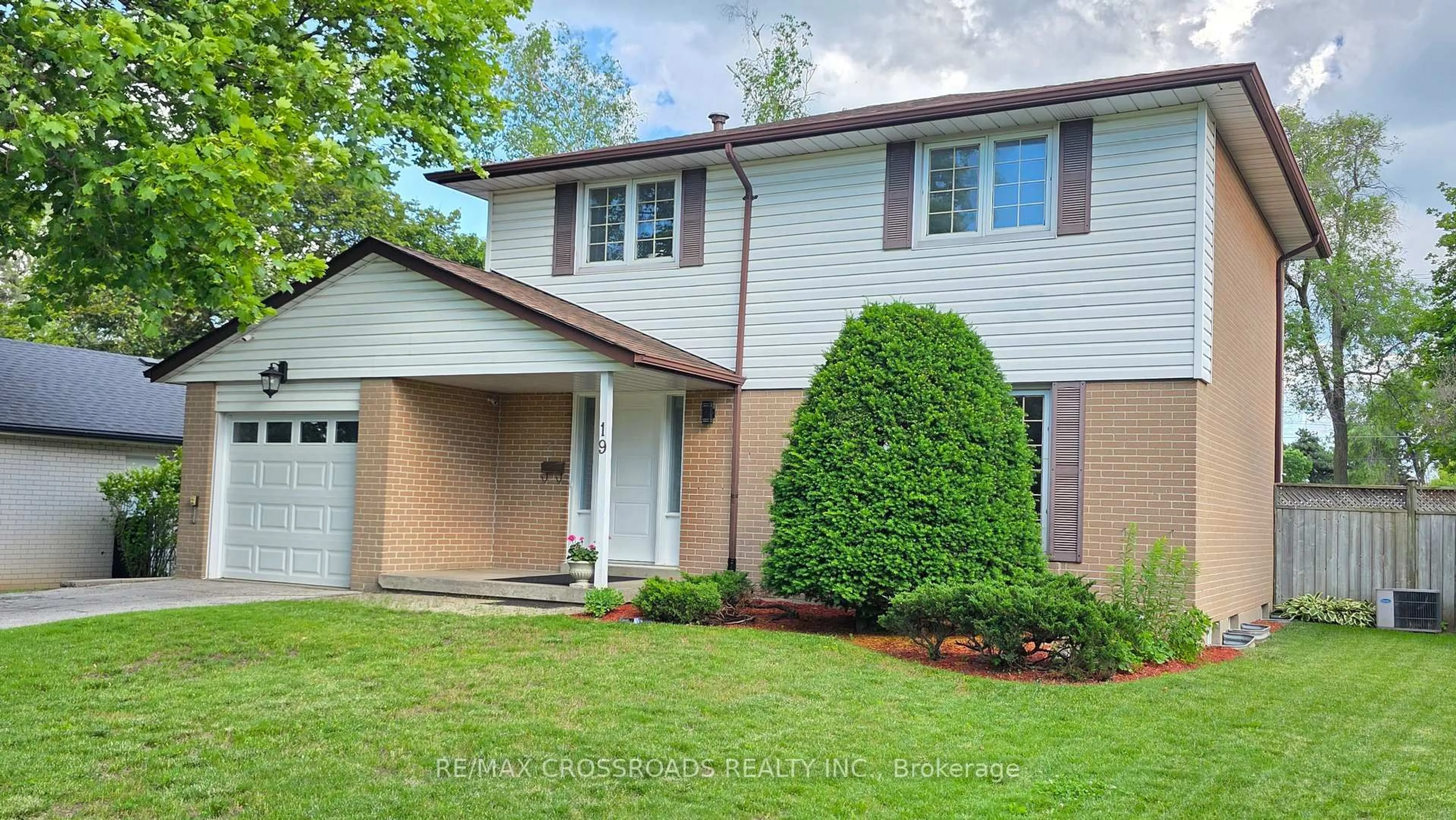 Home with vinyl exterior material, street for 19 Portico Dr, Toronto Ontario M1G 3R4