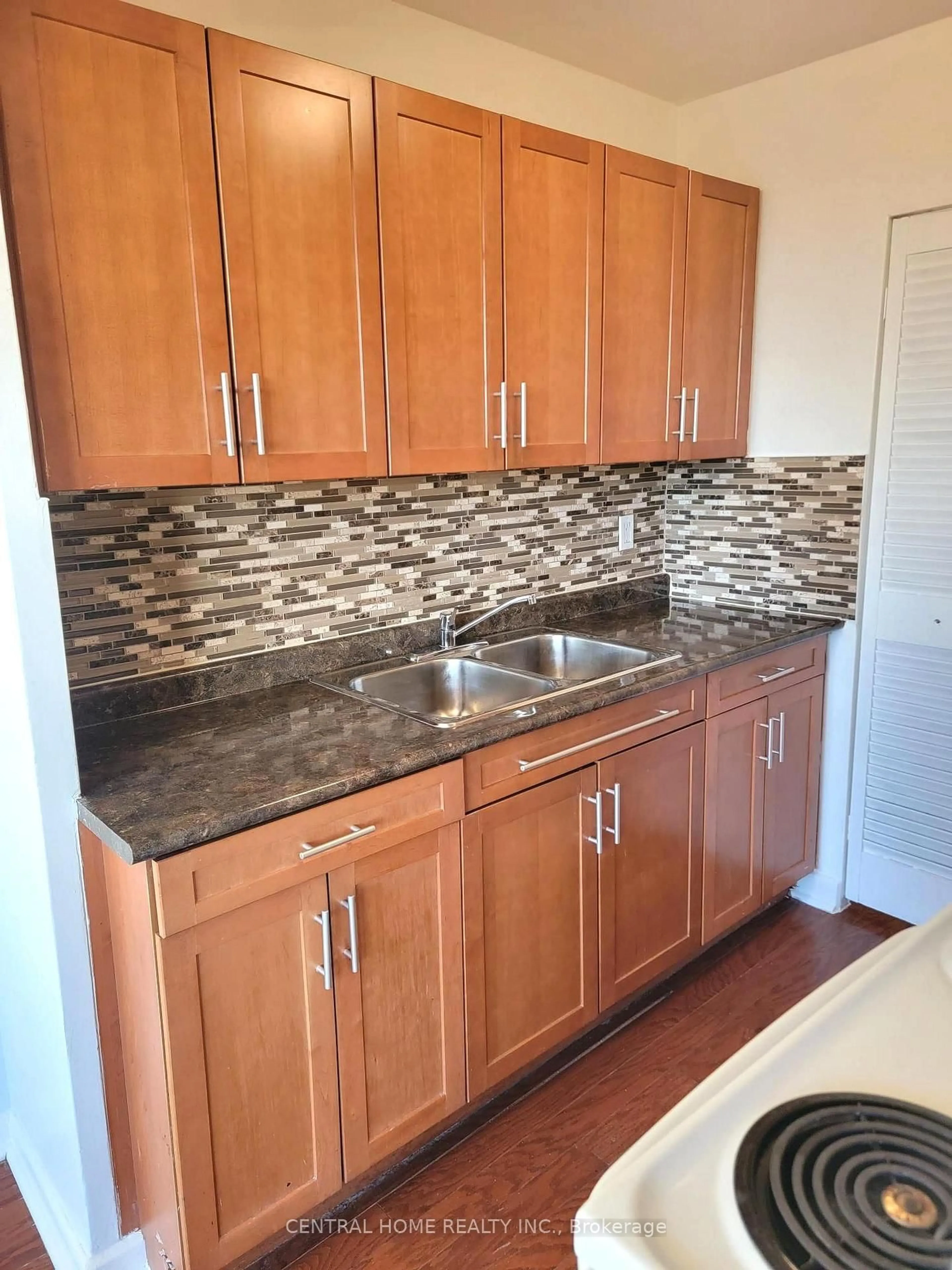 Standard kitchen, ceramic/tile floor for 921 Midland Ave #504, Toronto Ontario M1K 4G2