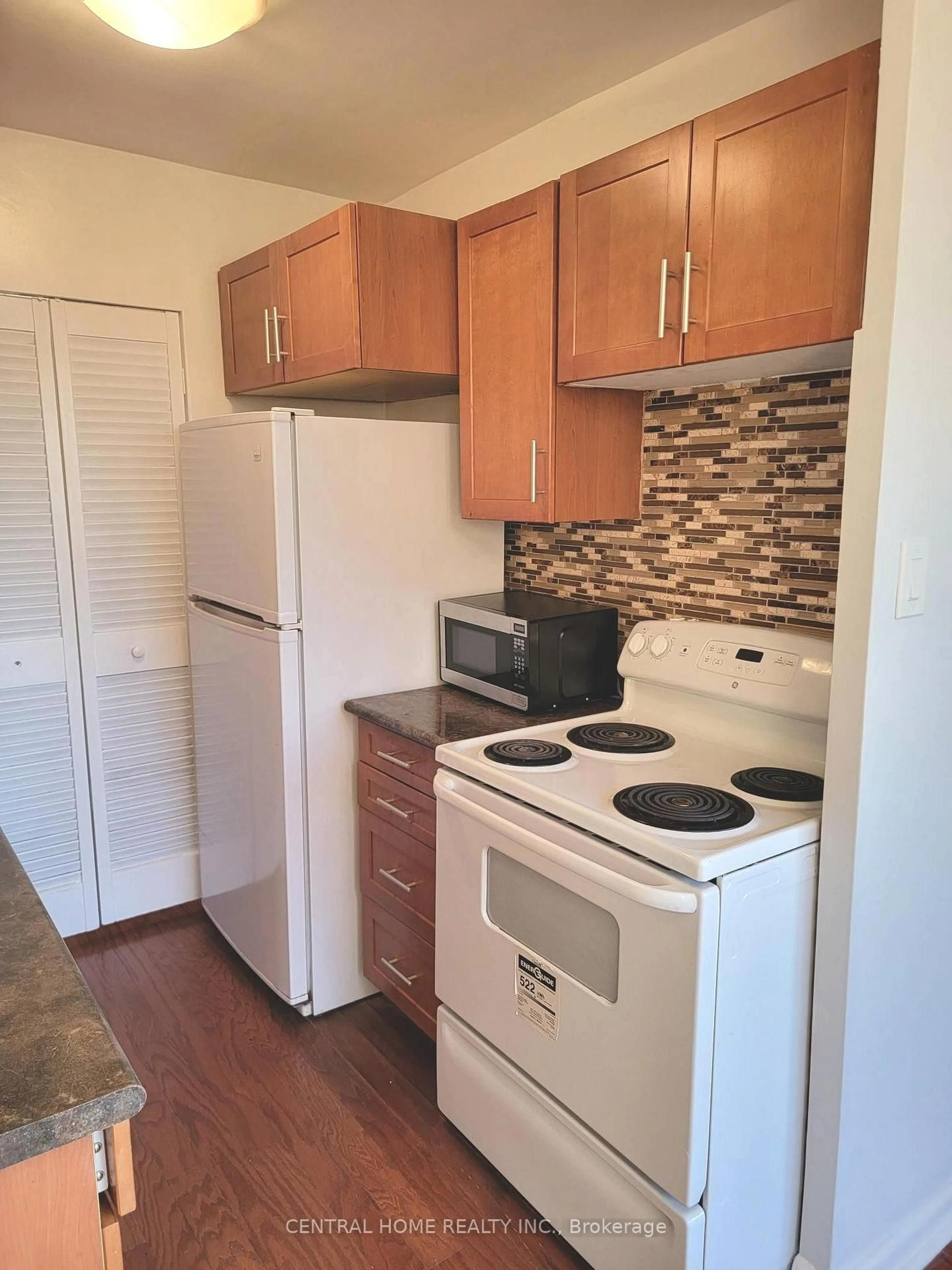 Standard kitchen, unknown for 921 Midland Ave #504, Toronto Ontario M1K 4G2