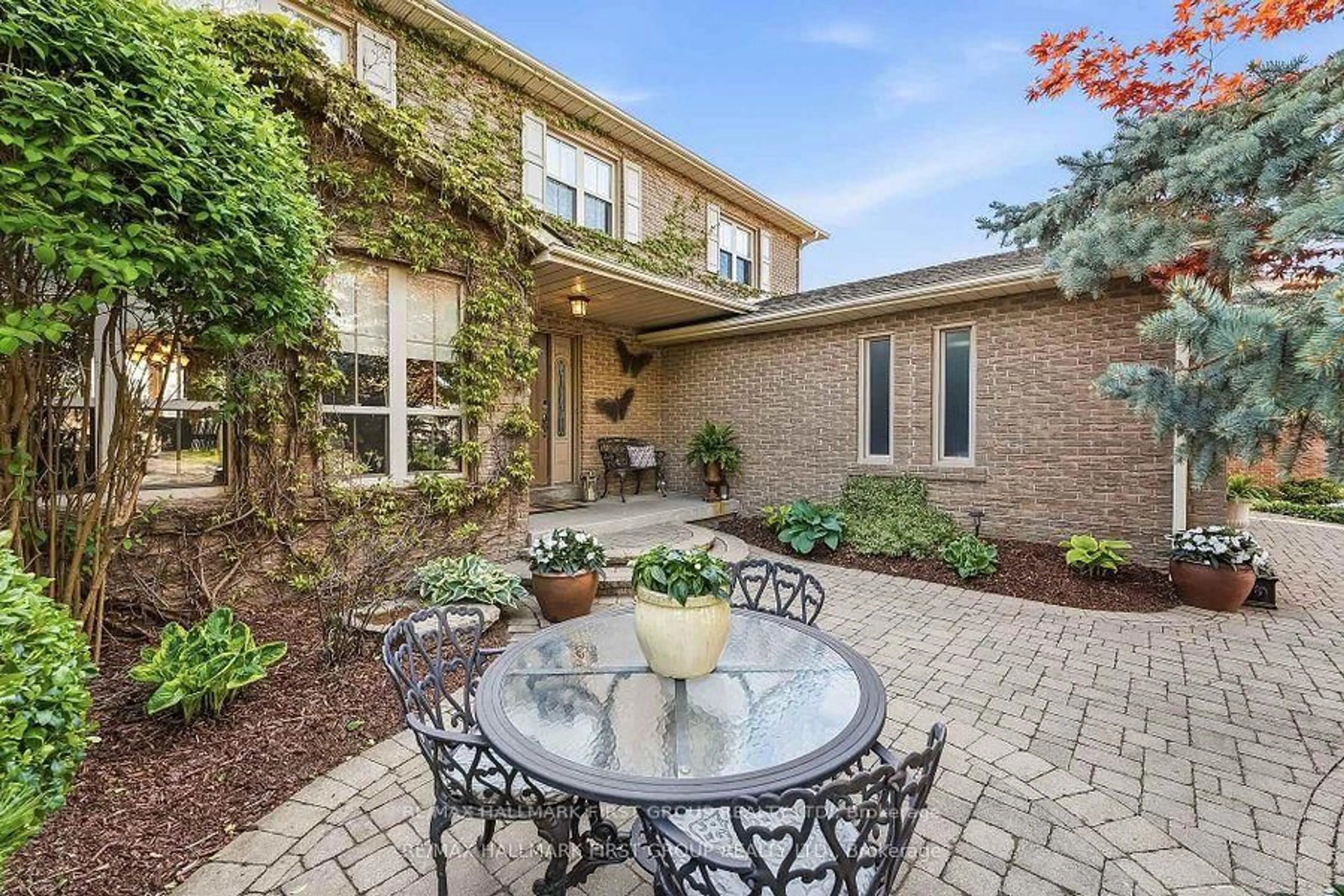 Patio, street for 14 Ormandy Crt, Whitby Ontario L1P 1E8