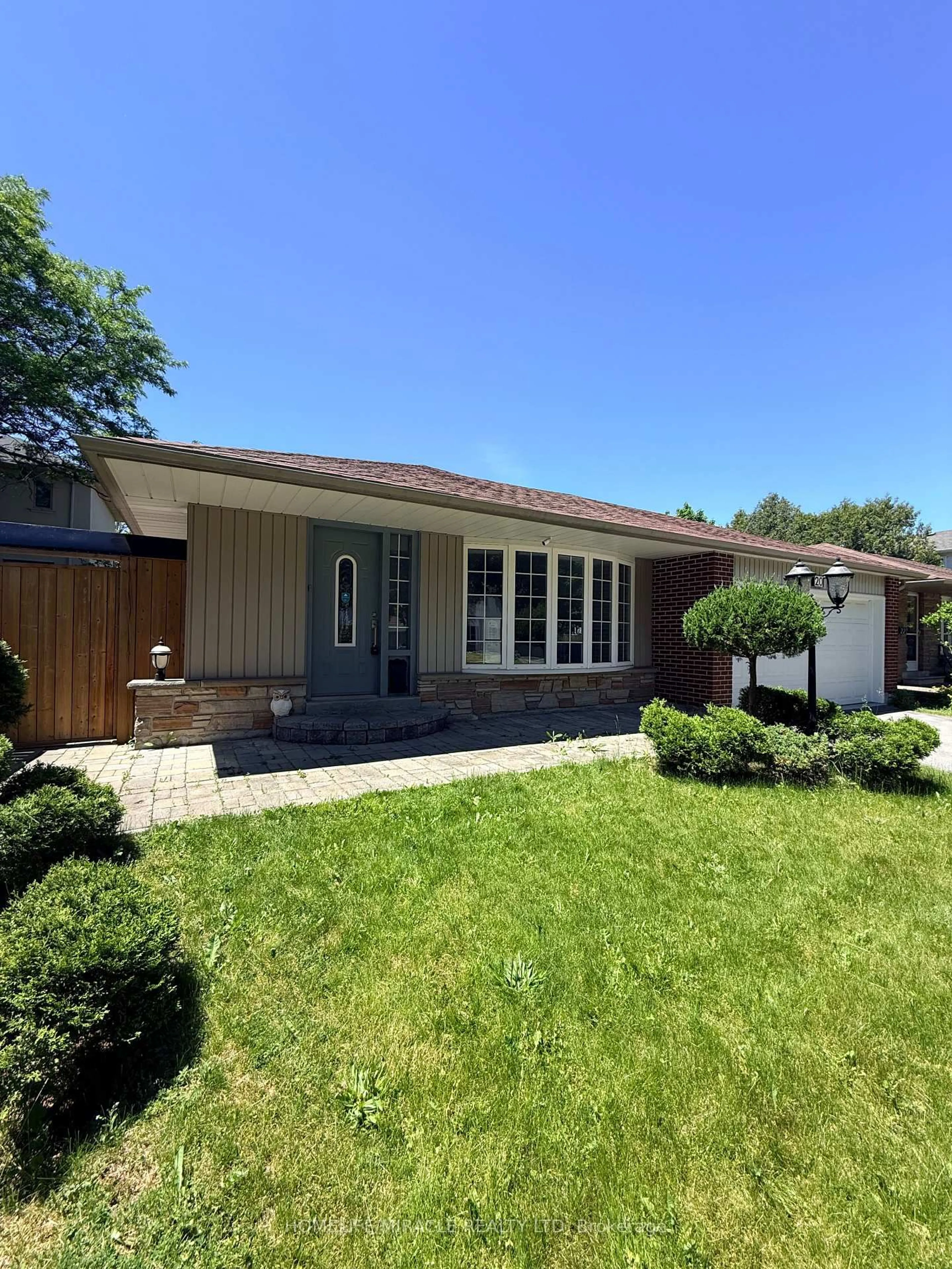 Home with vinyl exterior material, street for 20 King Louis Cres, Toronto Ontario M1T 2W8