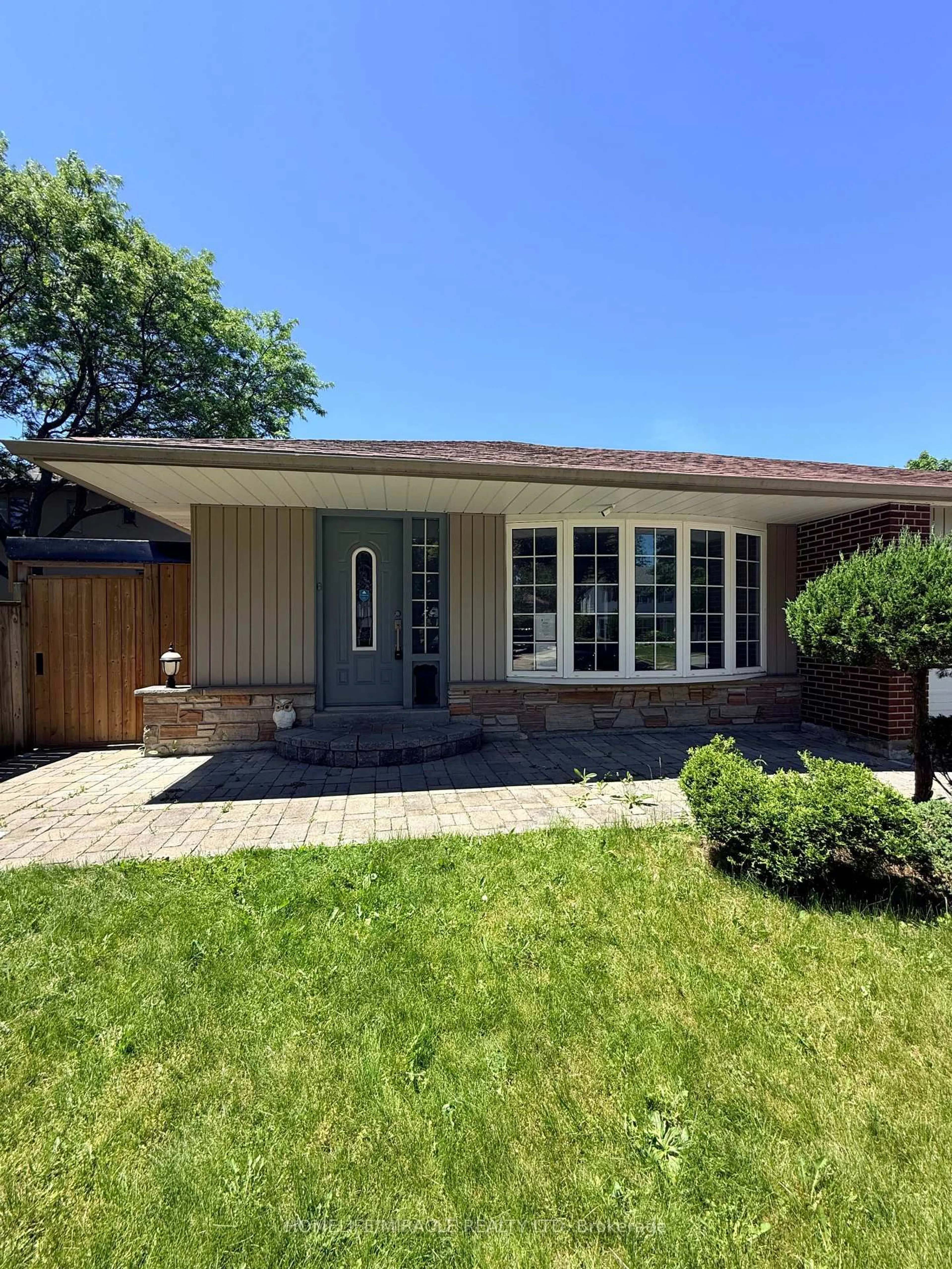 Home with vinyl exterior material, street for 20 King Louis Cres, Toronto Ontario M1T 2W8