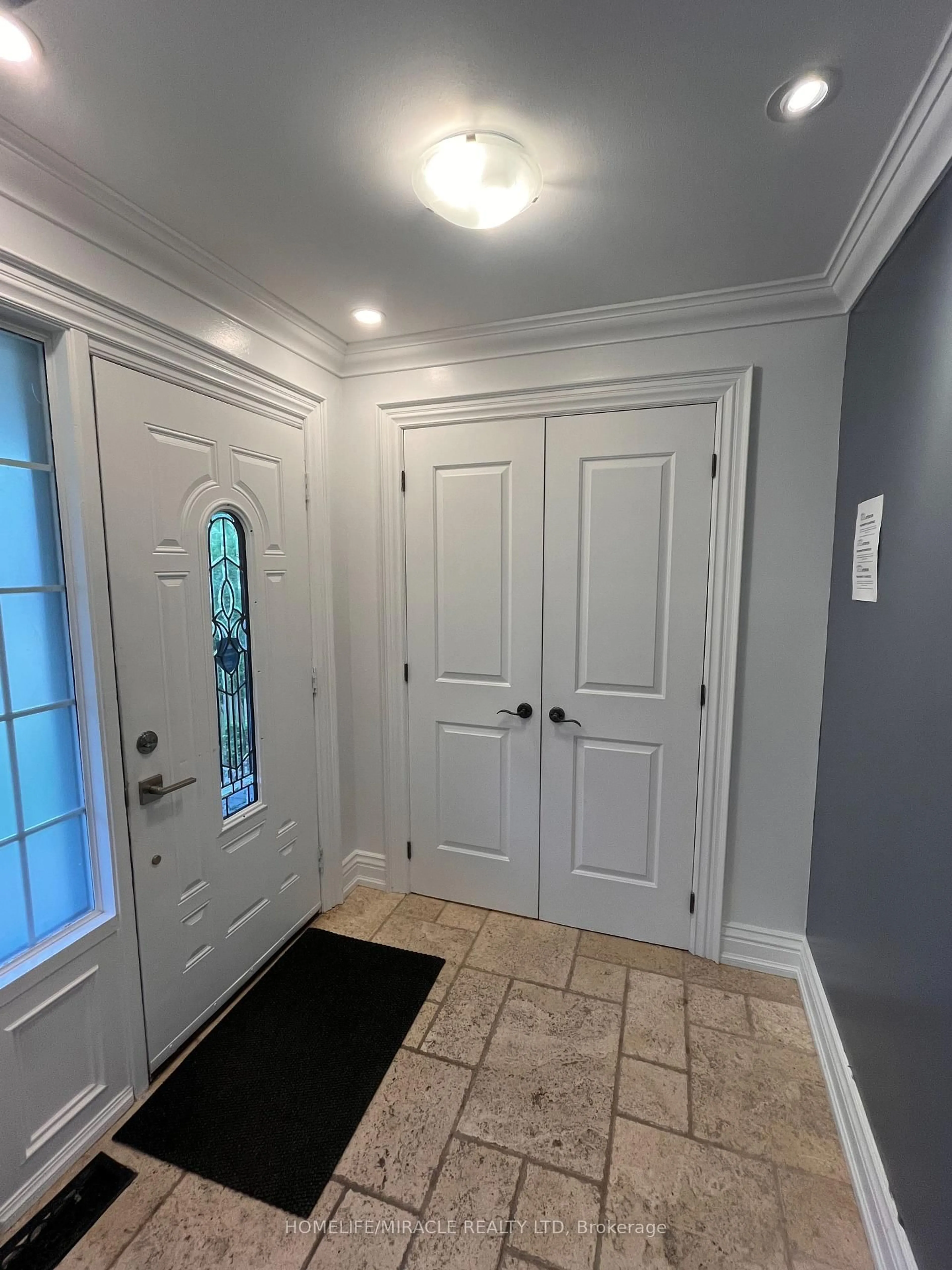Indoor entryway for 20 King Louis Cres, Toronto Ontario M1T 2W8