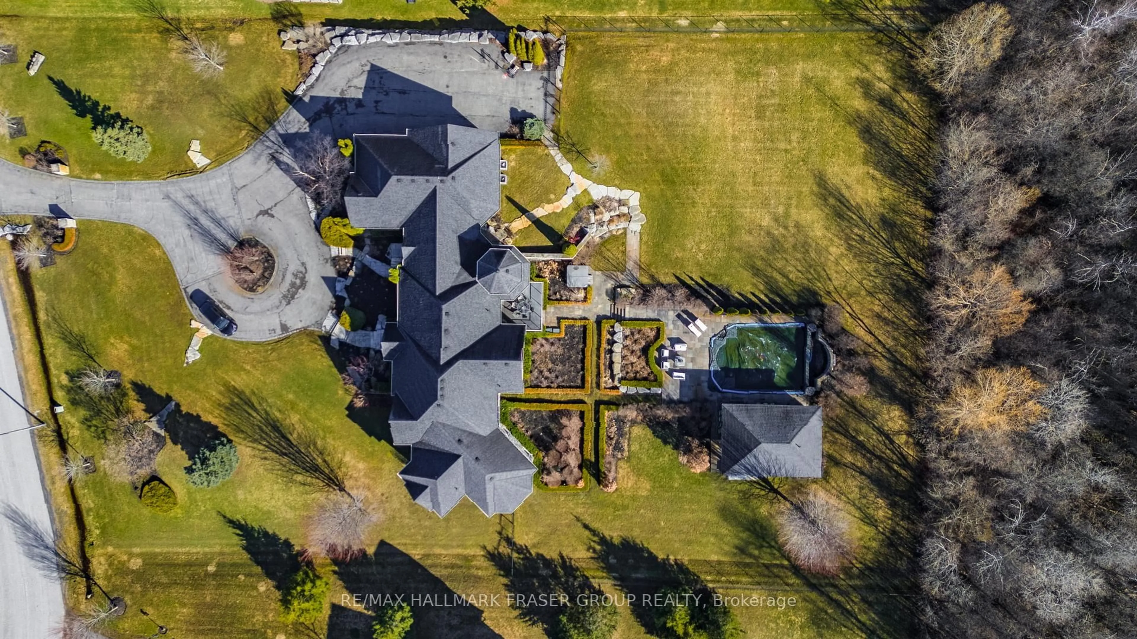 A pic from outside/outdoor area/front of a property/back of a property/a pic from drone, unknown for 3335 Hollywood Crt, Pickering Ontario L1X 0A3