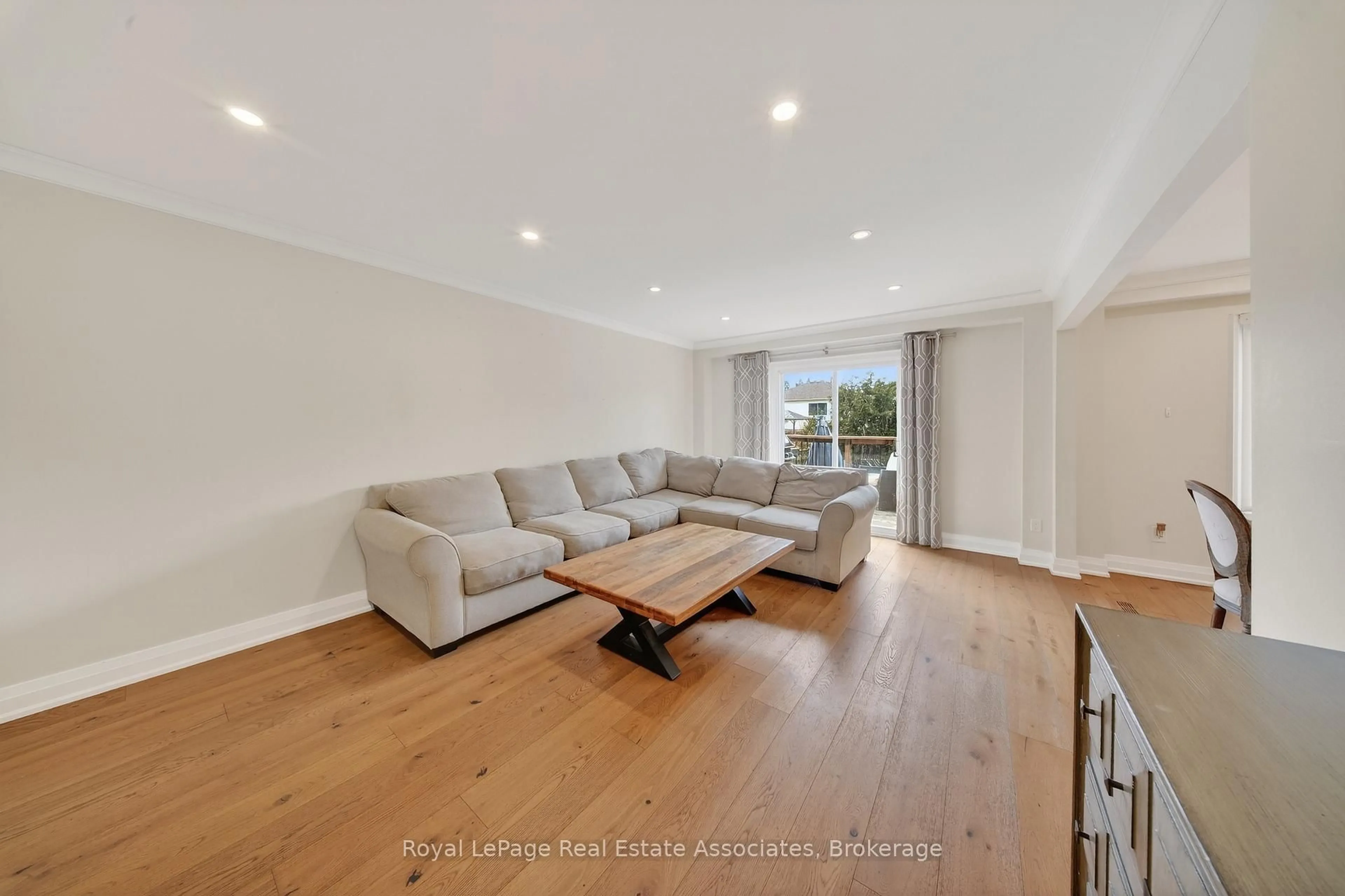 Living room with furniture, wood/laminate floor for 67 Beechnut Cres, Clarington Ontario L1E 1Y4