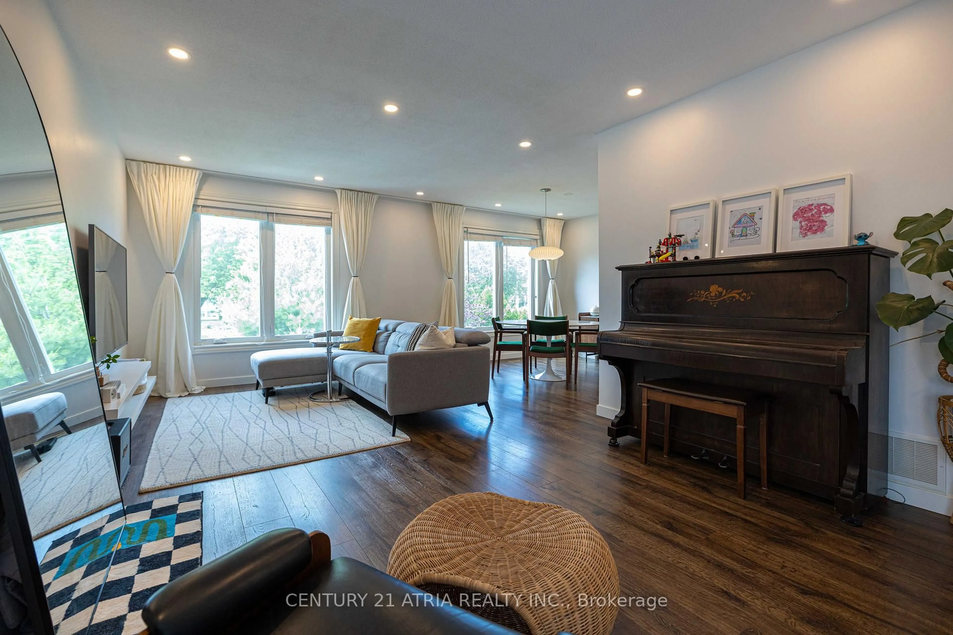 Living room with furniture, wood/laminate floor for 87 Winstanly Cres, Toronto Ontario M1B 1N3