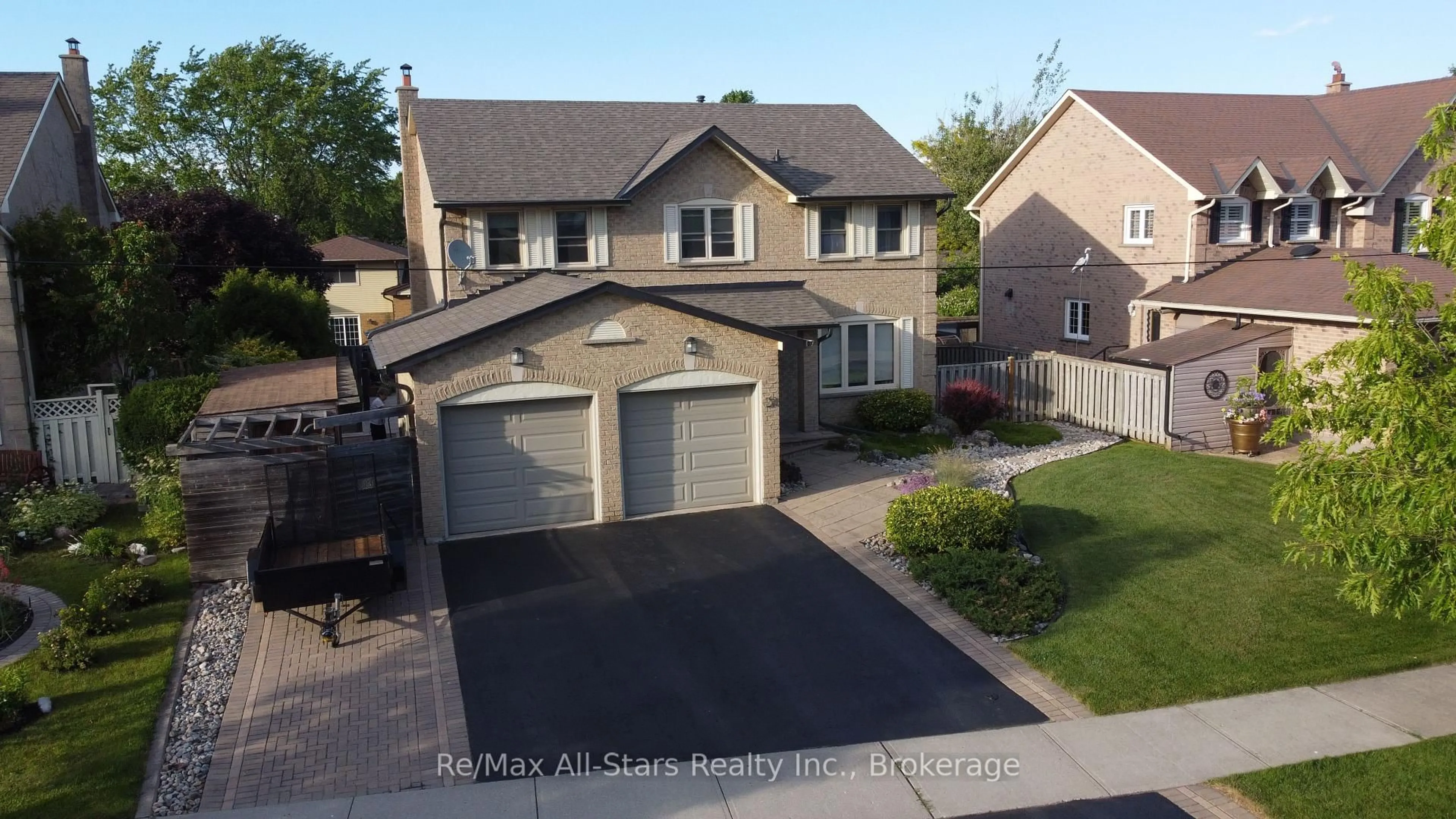 A pic from outside/outdoor area/front of a property/back of a property/a pic from drone, street for 20 Love Cres, Ajax Ontario L1S 4T1